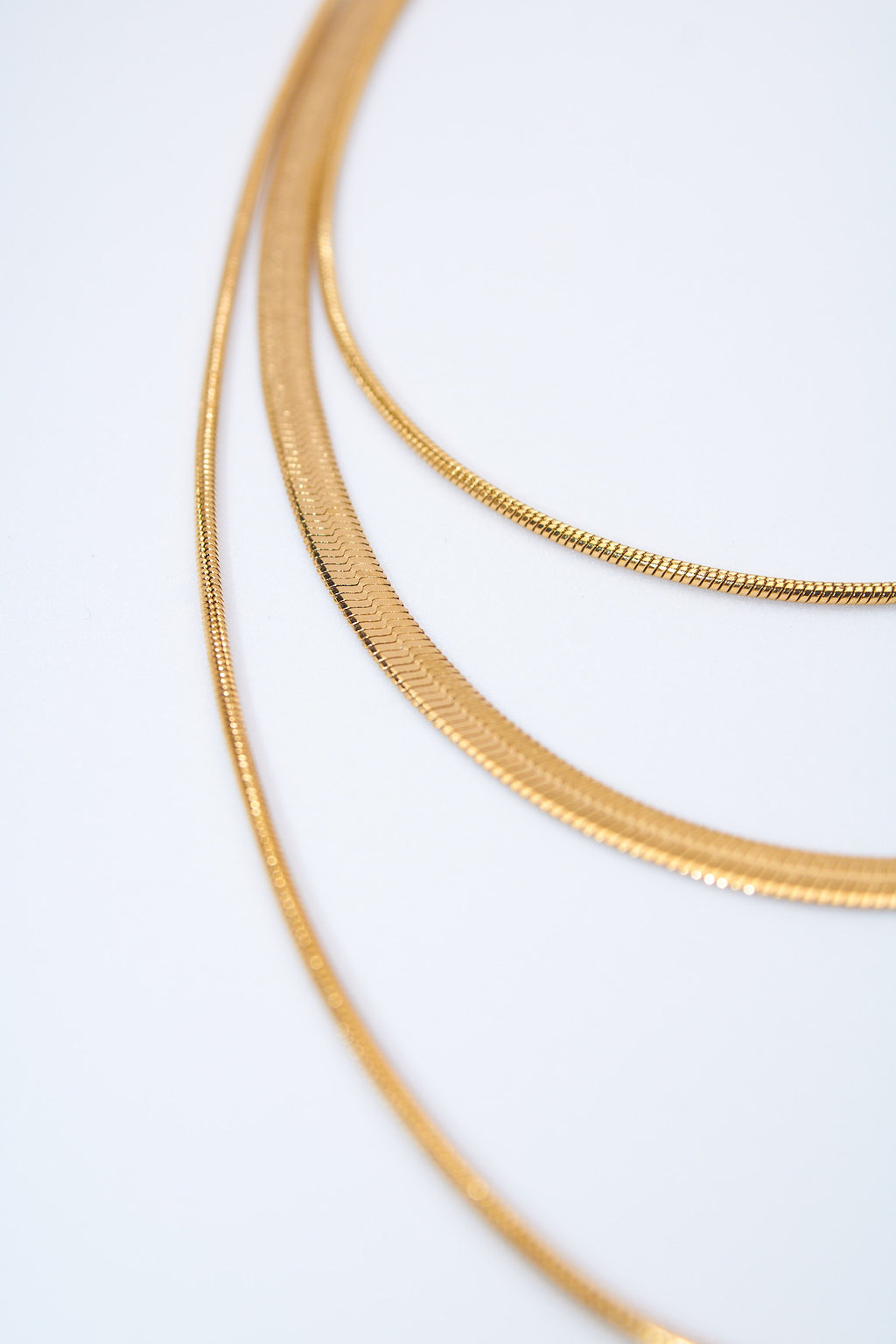 Collar triple capa serpiente dorado