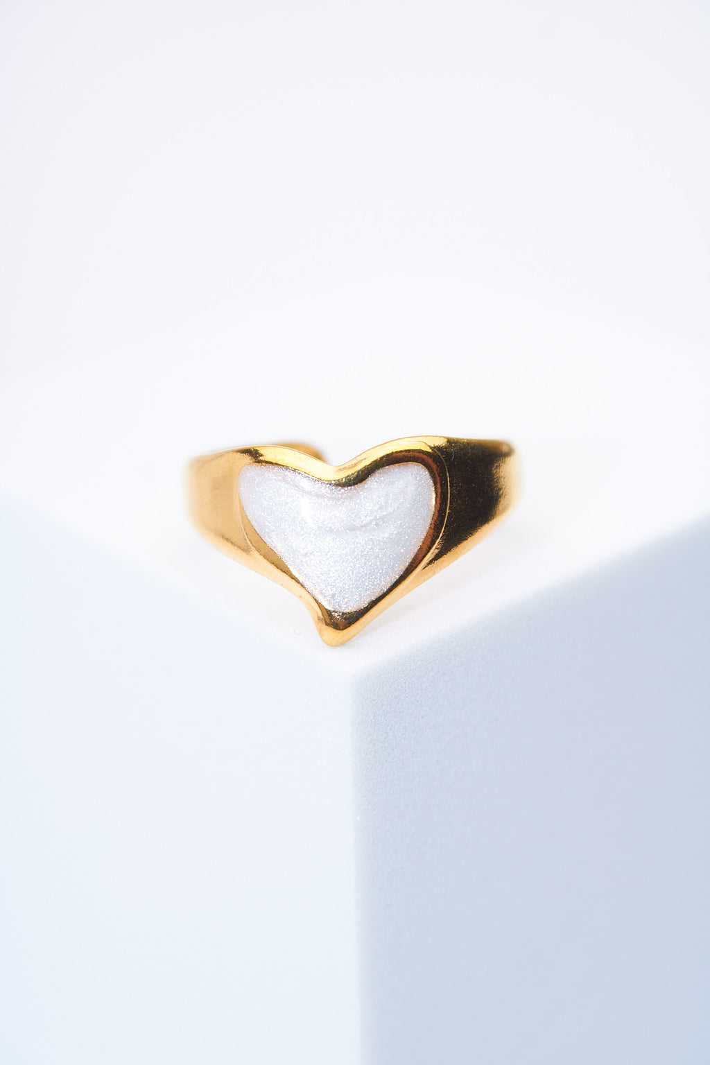 Anillo ajustable corazón esmaltado — baño dorado