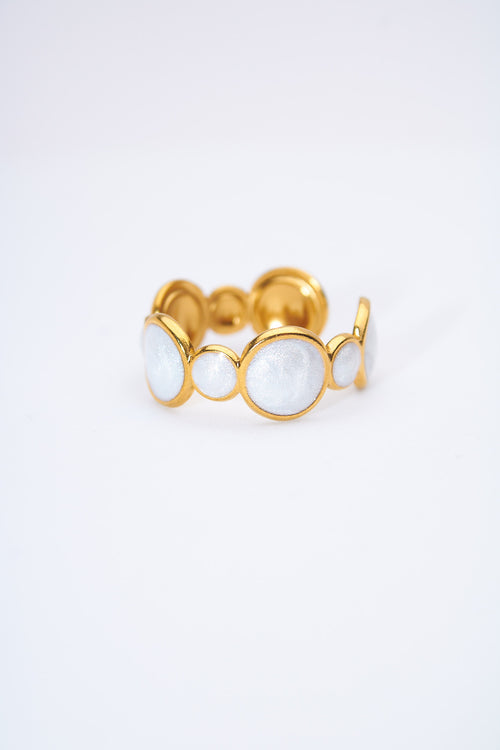 Anillo abierto con óvalos esmaltados blanco nacarado