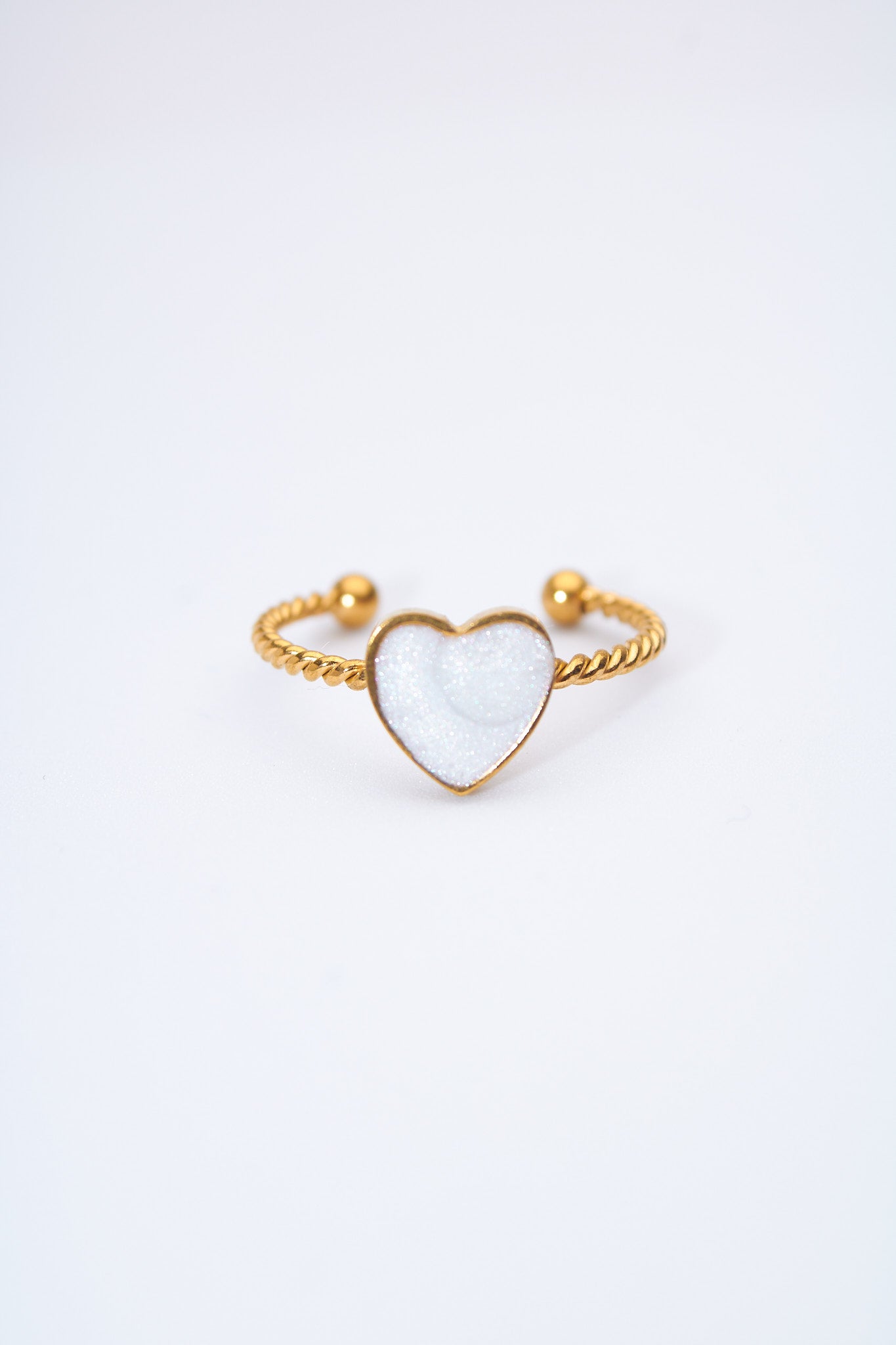 Pulsera abierta trenzada con corazón esmaltado blanco nacarado