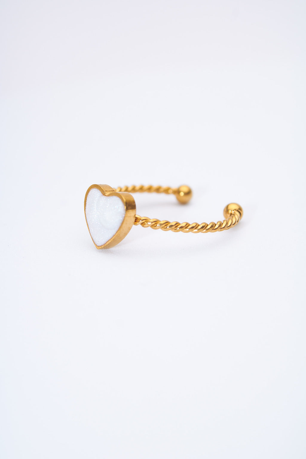 Pulsera abierta trenzada con corazón esmaltado blanco nacarado