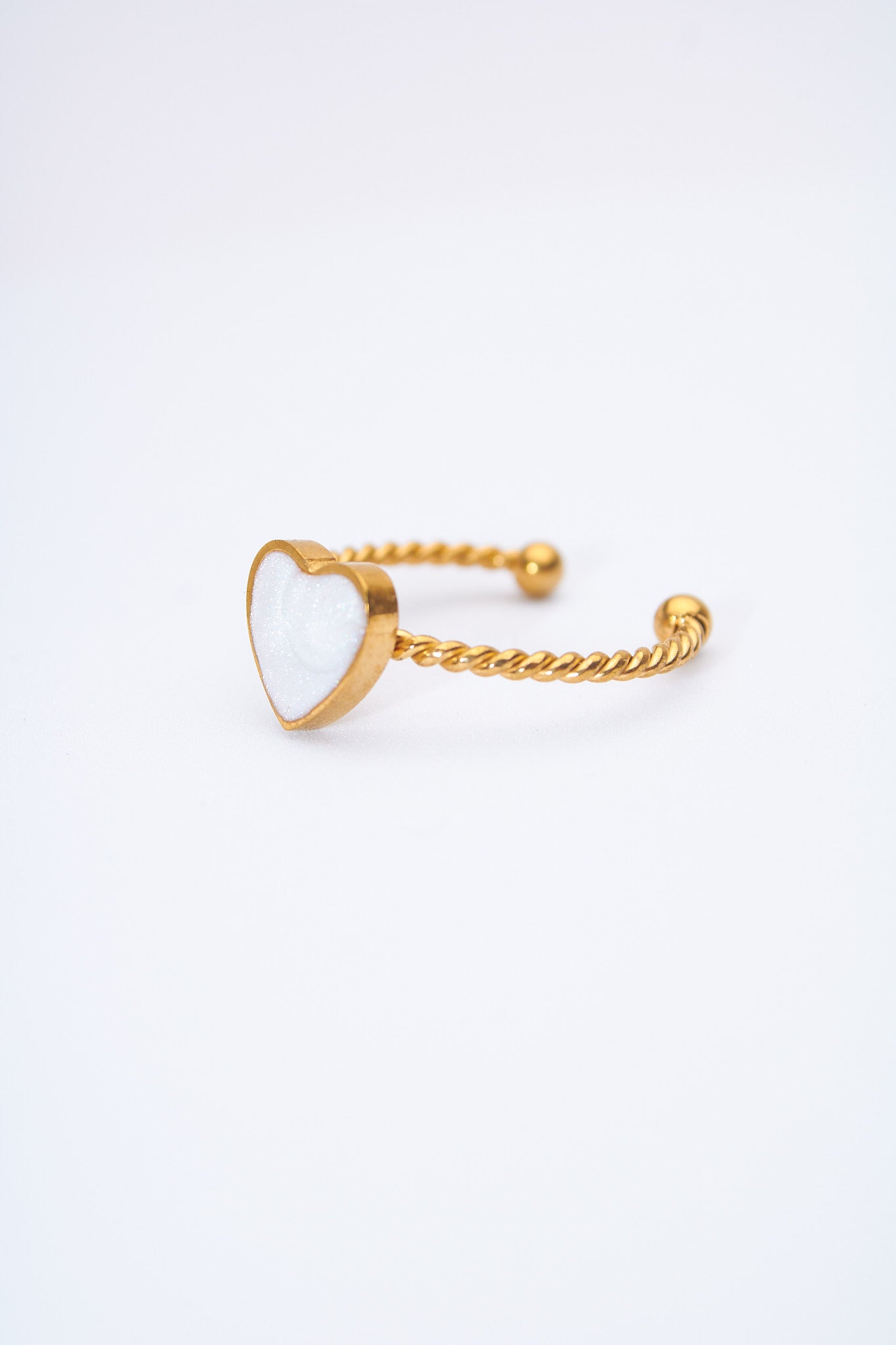 Pulsera abierta trenzada con corazón esmaltado blanco nacarado
