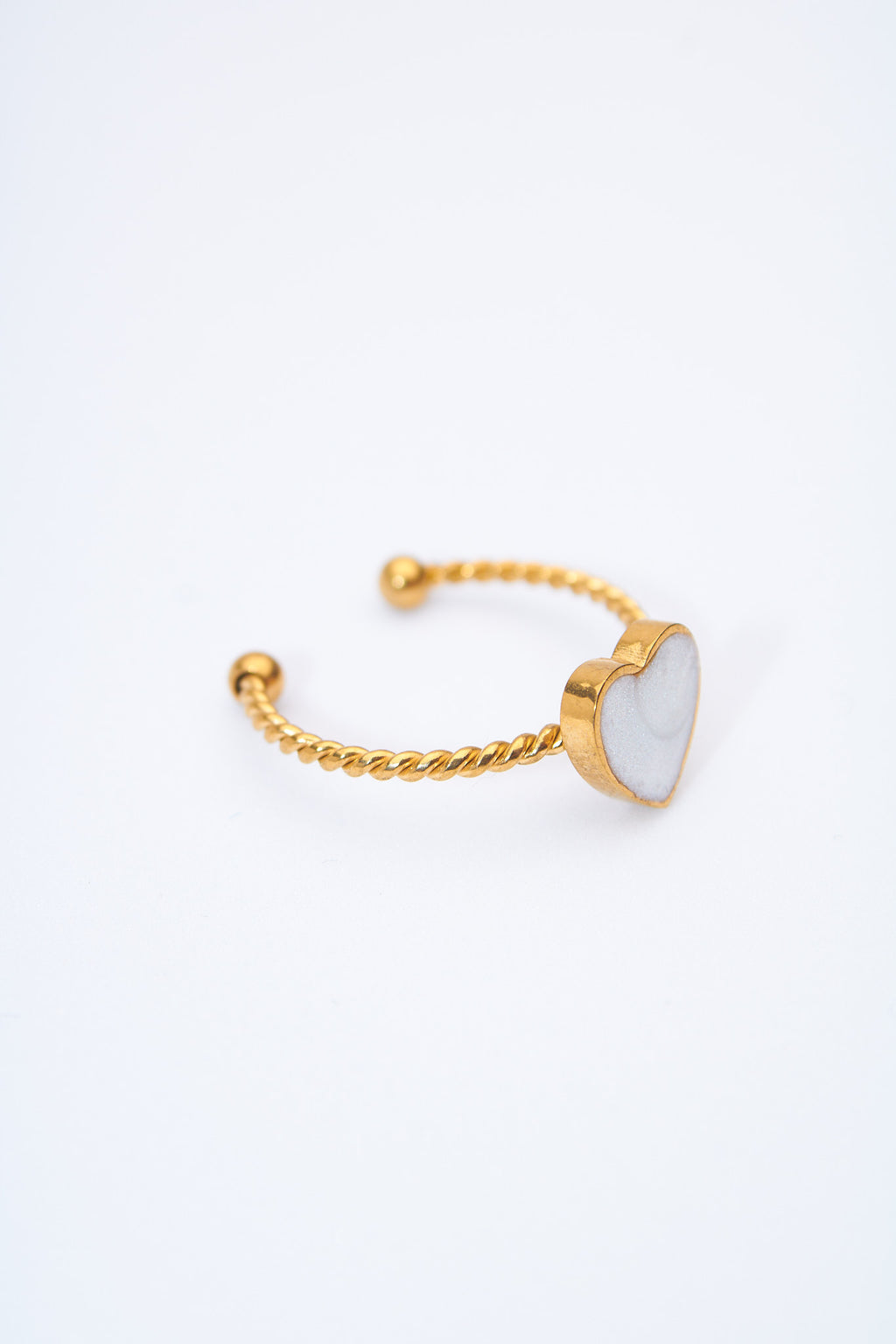 Pulsera abierta trenzada con corazón esmaltado blanco nacarado