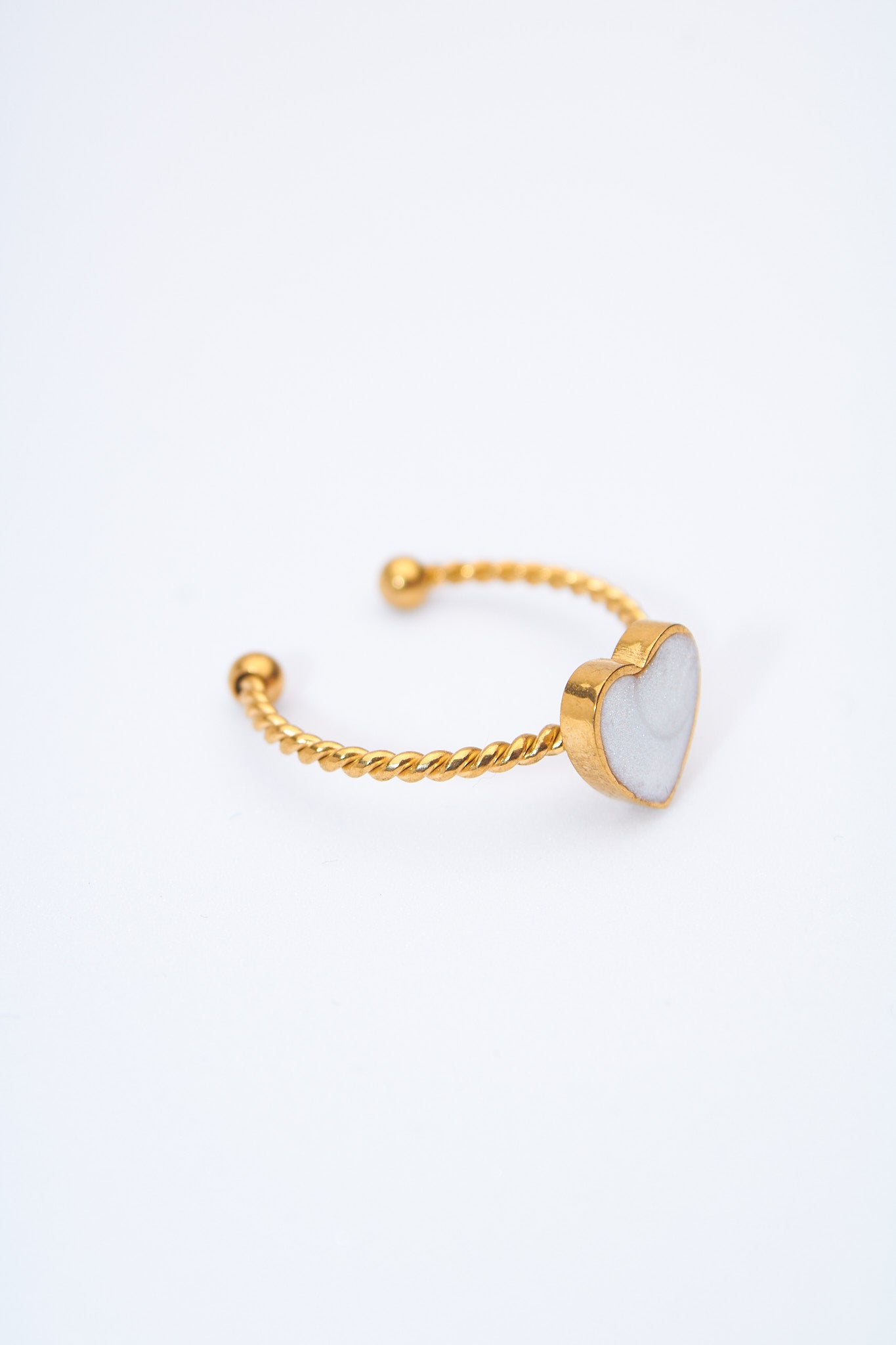 Pulsera abierta trenzada con corazón esmaltado blanco nacarado