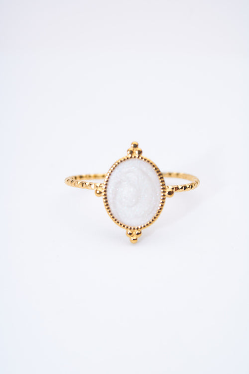 Anillo doble banda con medallón oval esmaltado blanco nacarado