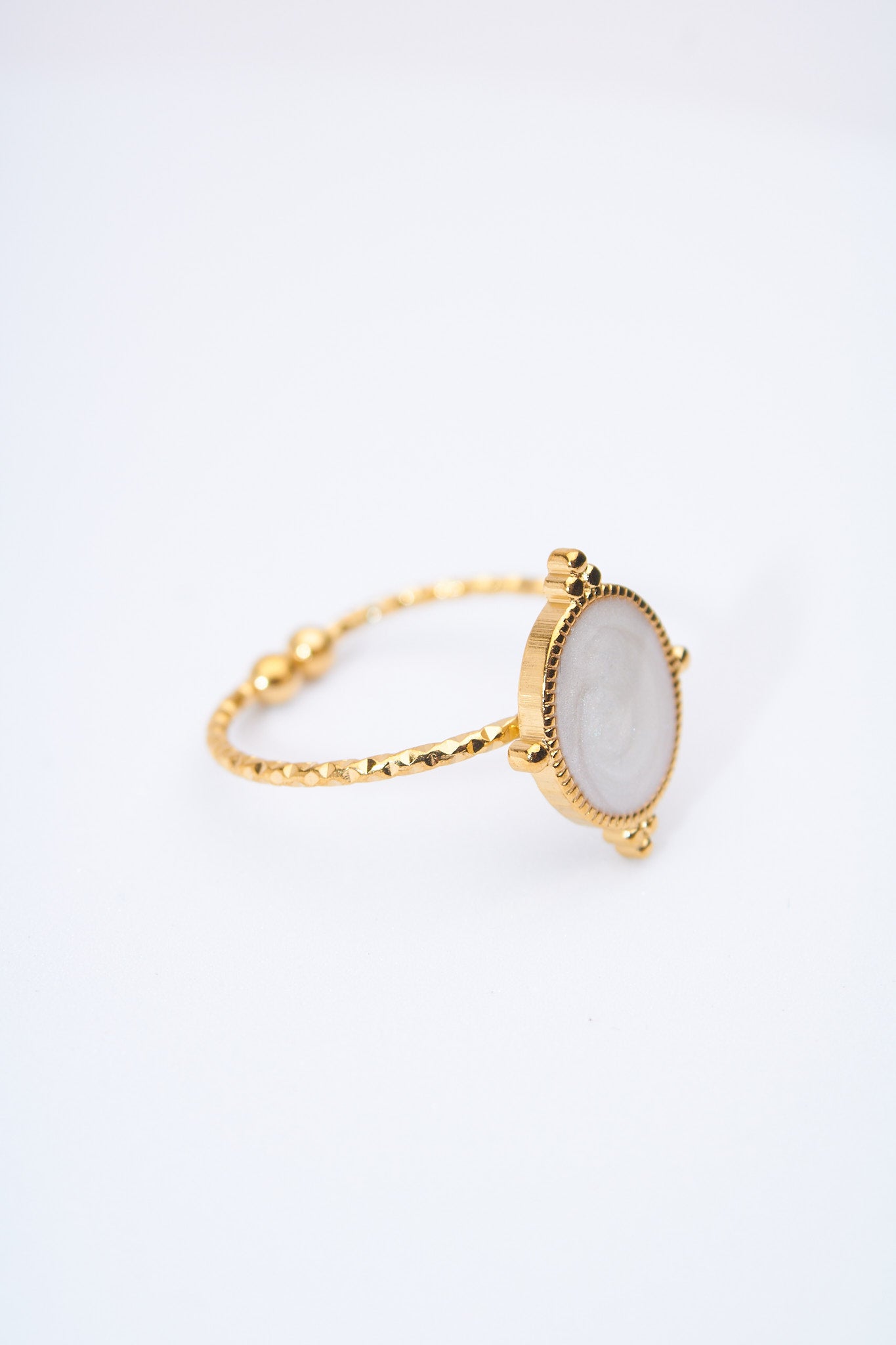 Anillo doble banda con medallón oval esmaltado blanco nacarado