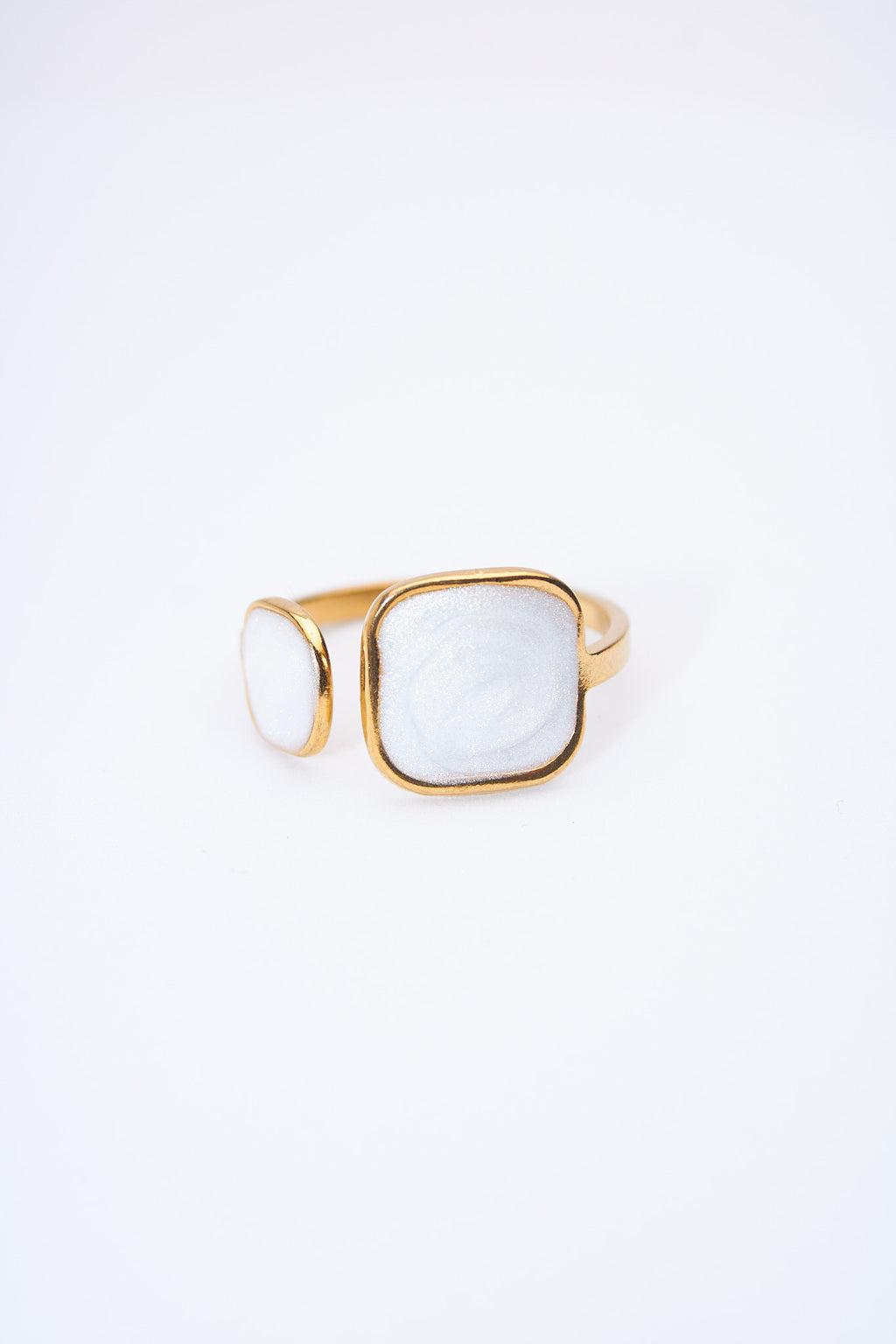 Anillo abierto doble con óvalos esmaltados blanco nacarado