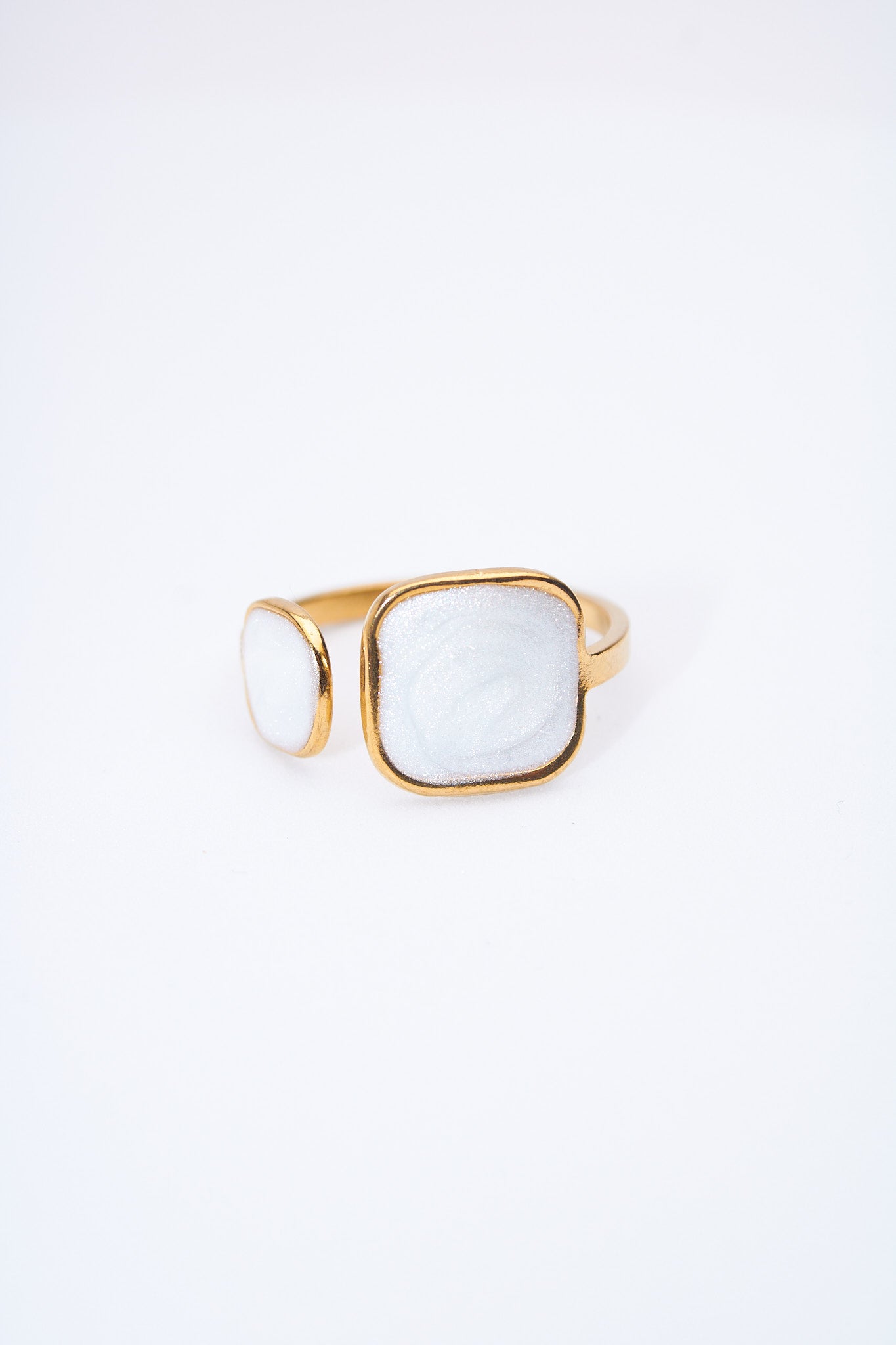 Anillo abierto doble con óvalos esmaltados blanco nacarado