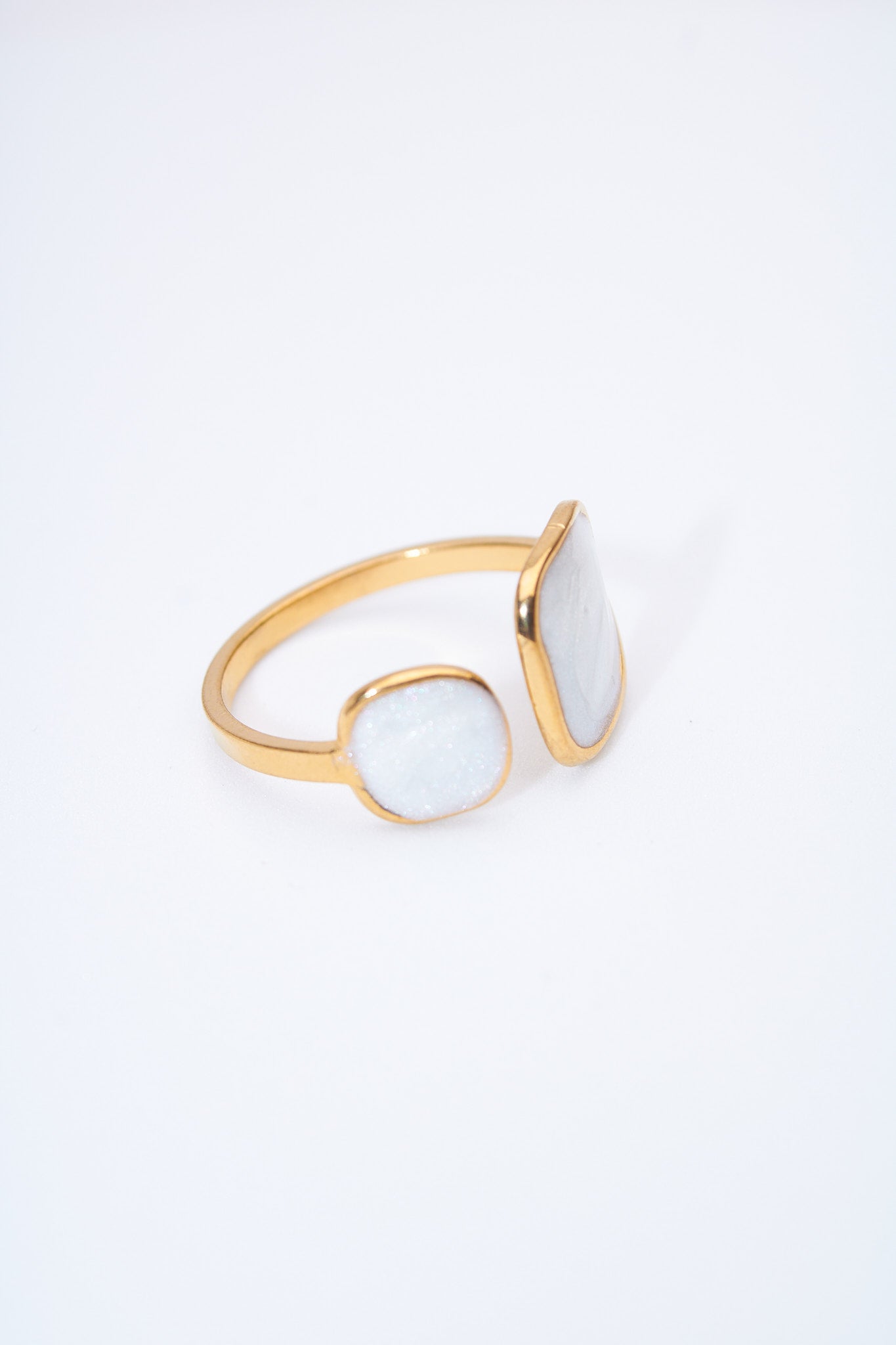 Anillo abierto doble con óvalos esmaltados blanco nacarado