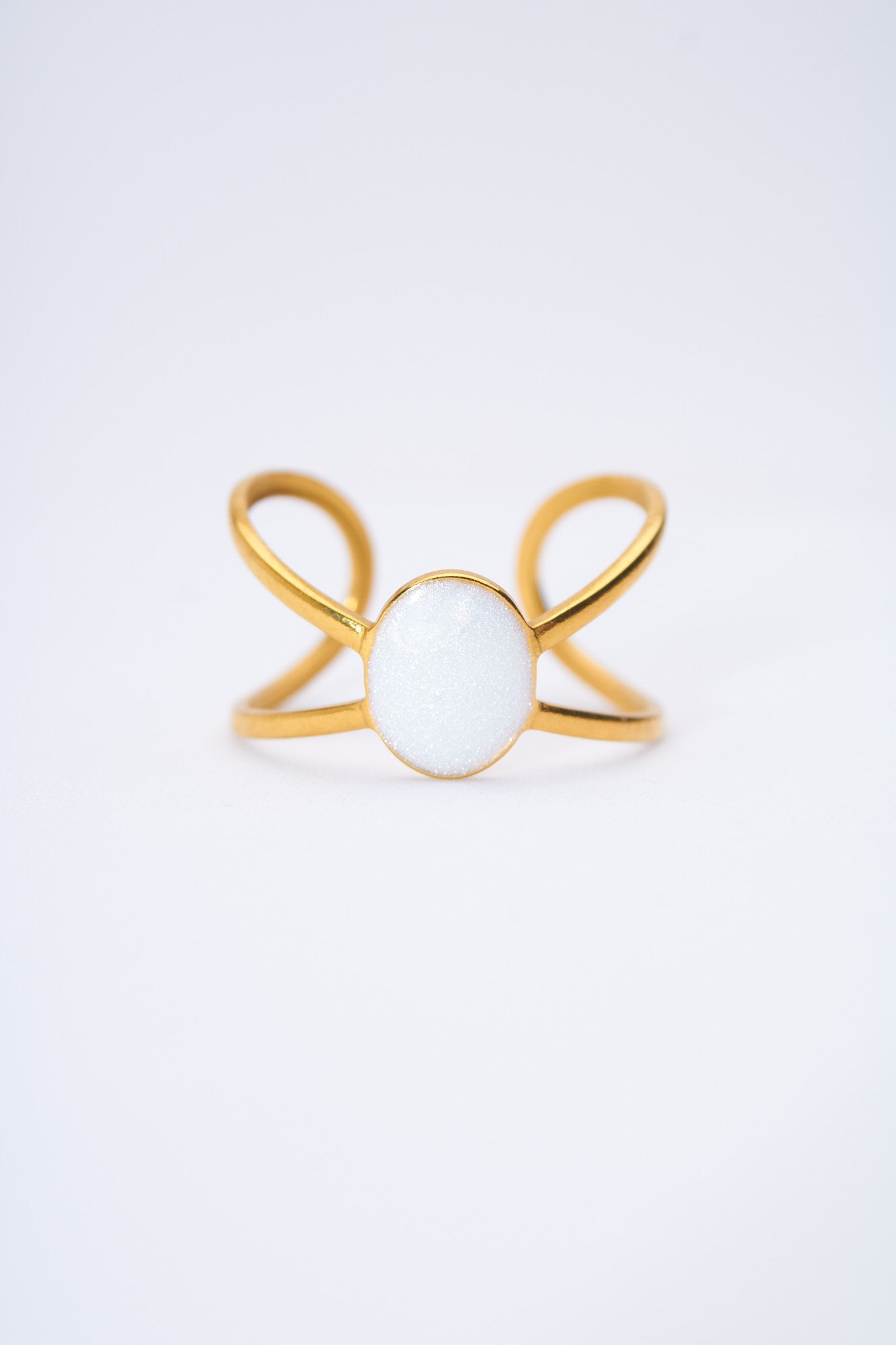 Anillo abierto doble banda con medallón circular esmaltado blanco nacarado