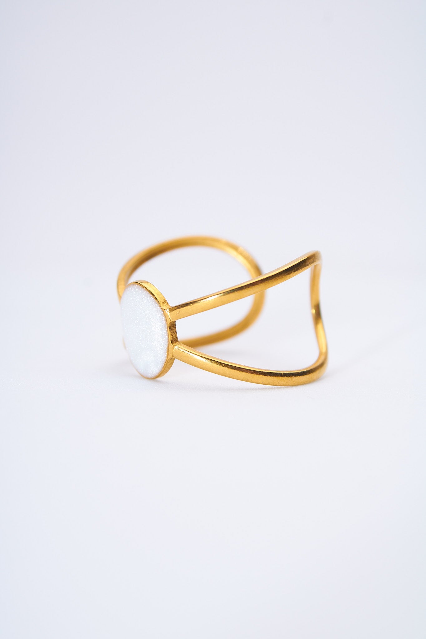 Anillo abierto doble banda con medallón circular esmaltado blanco nacarado