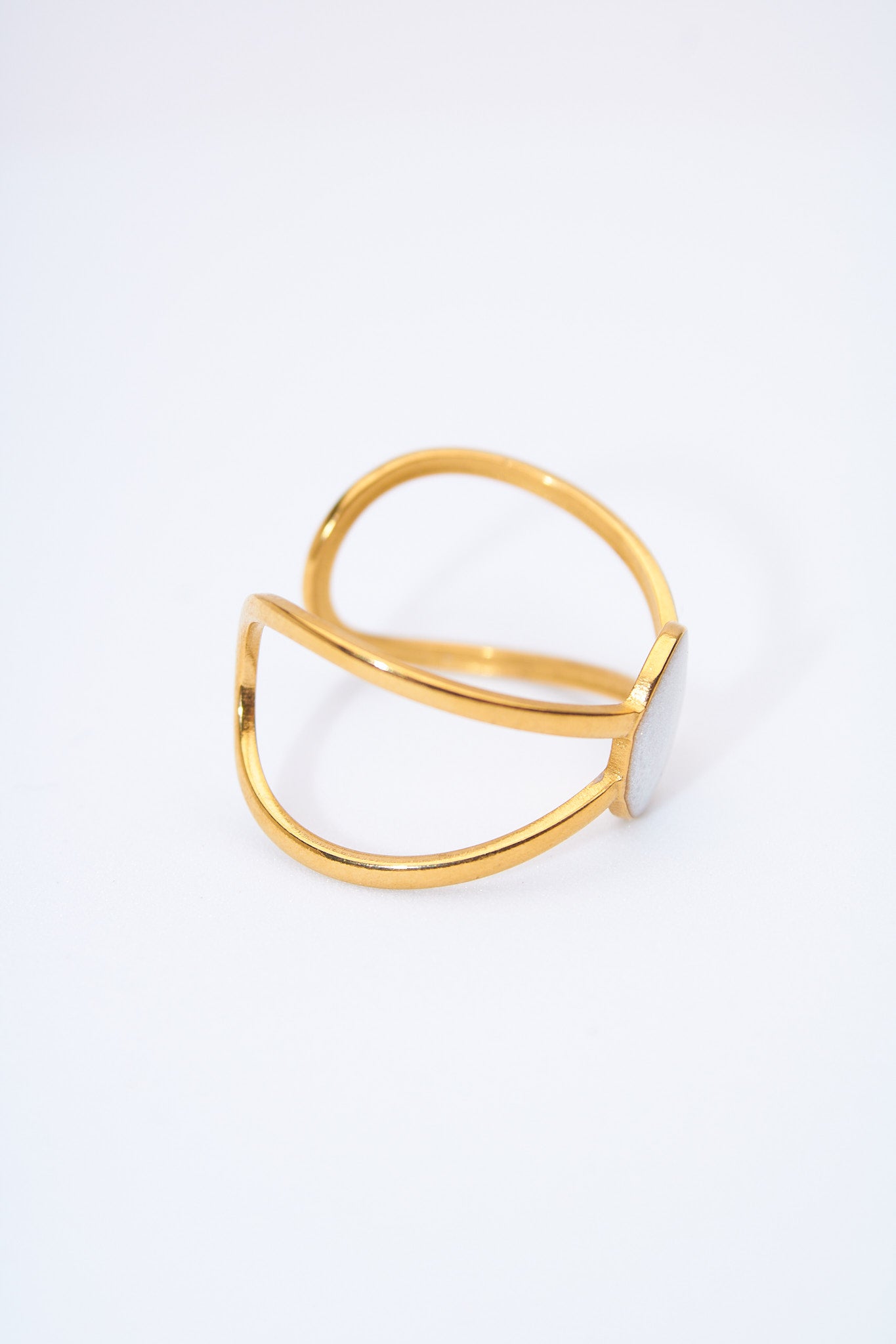 Anillo abierto doble banda con medallón circular esmaltado blanco nacarado