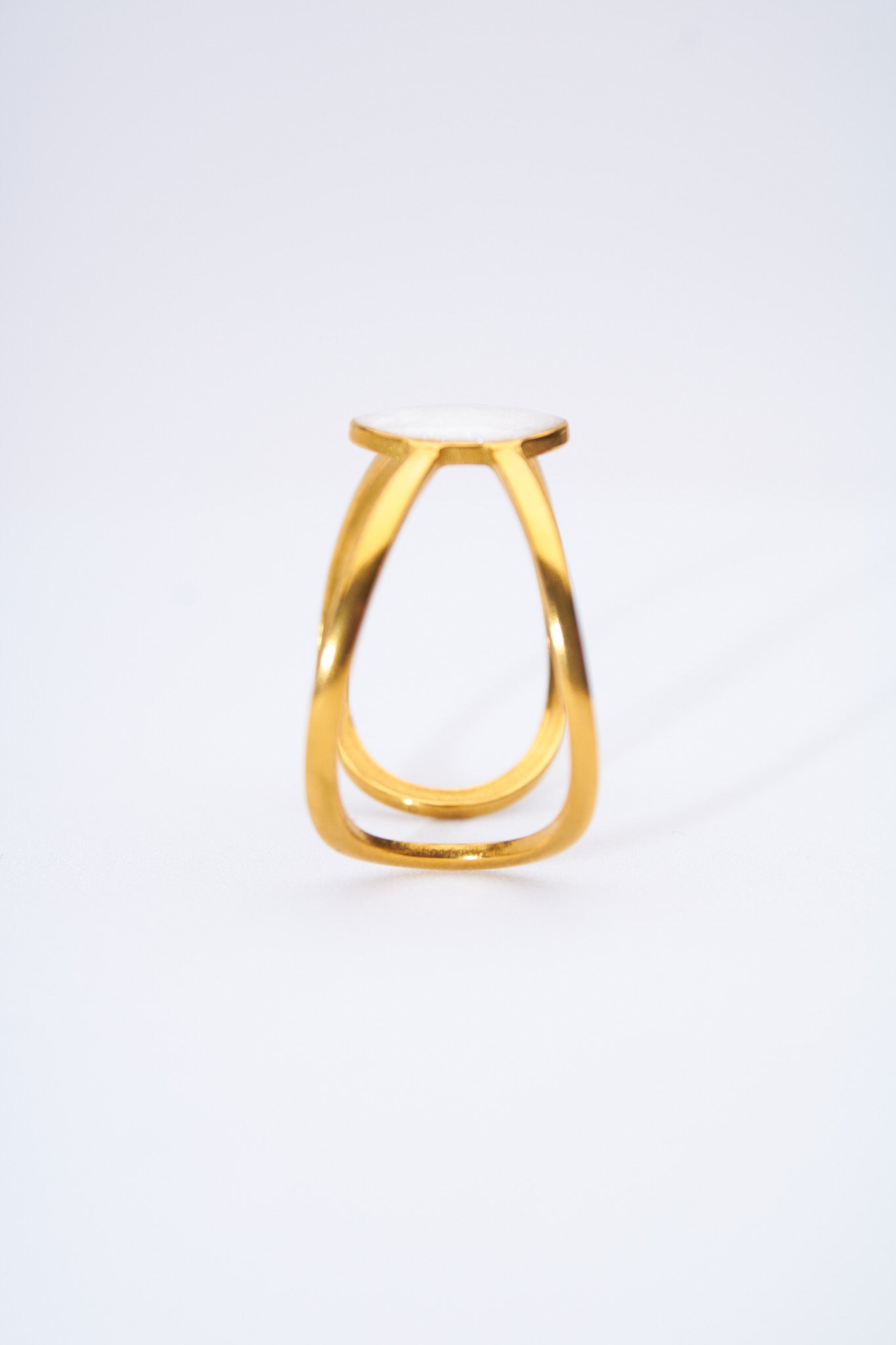 Anillo abierto doble banda con medallón circular esmaltado blanco nacarado