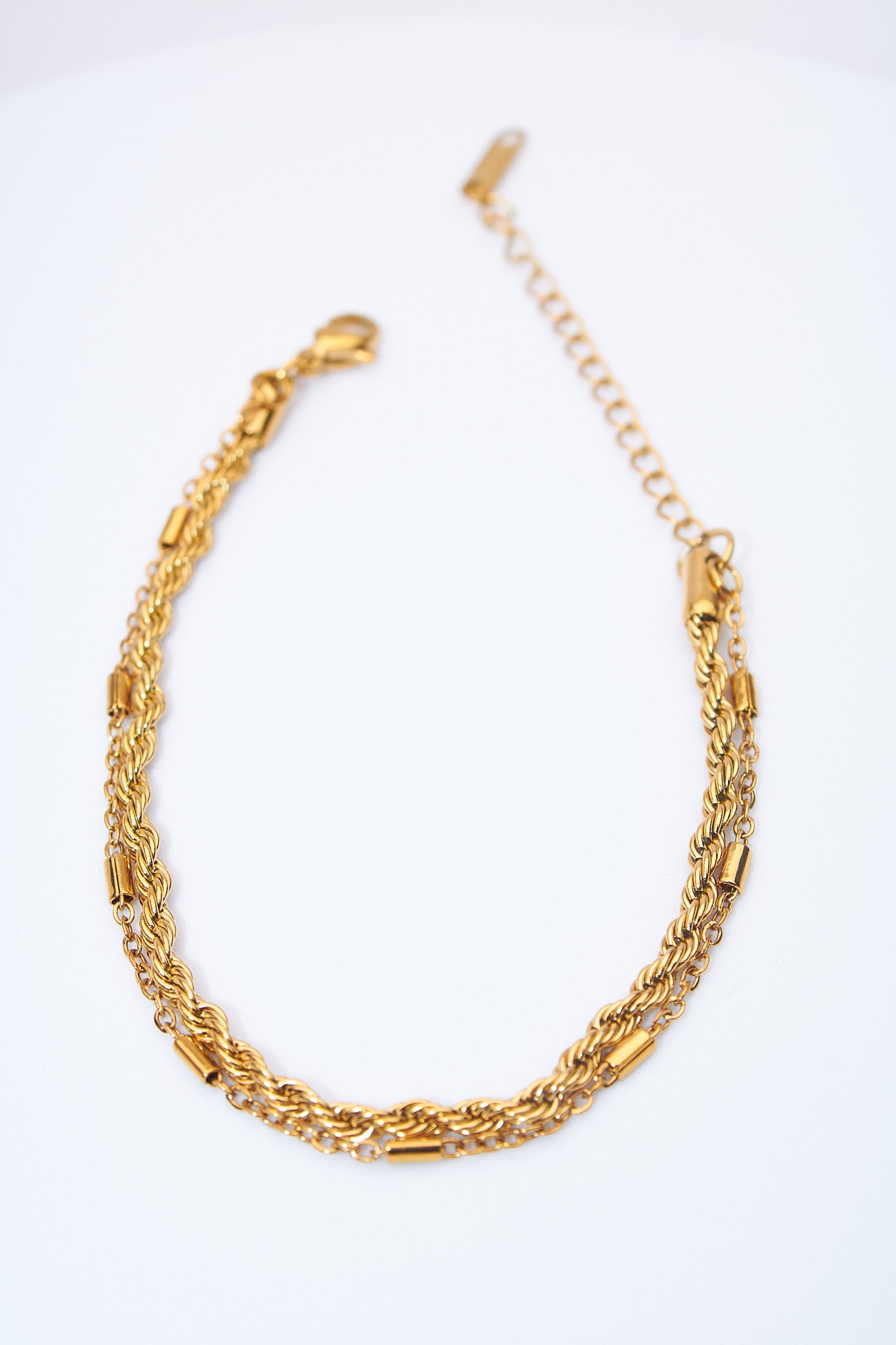 Pulsera doble capa — malla trenzada + eslabón oval dorada