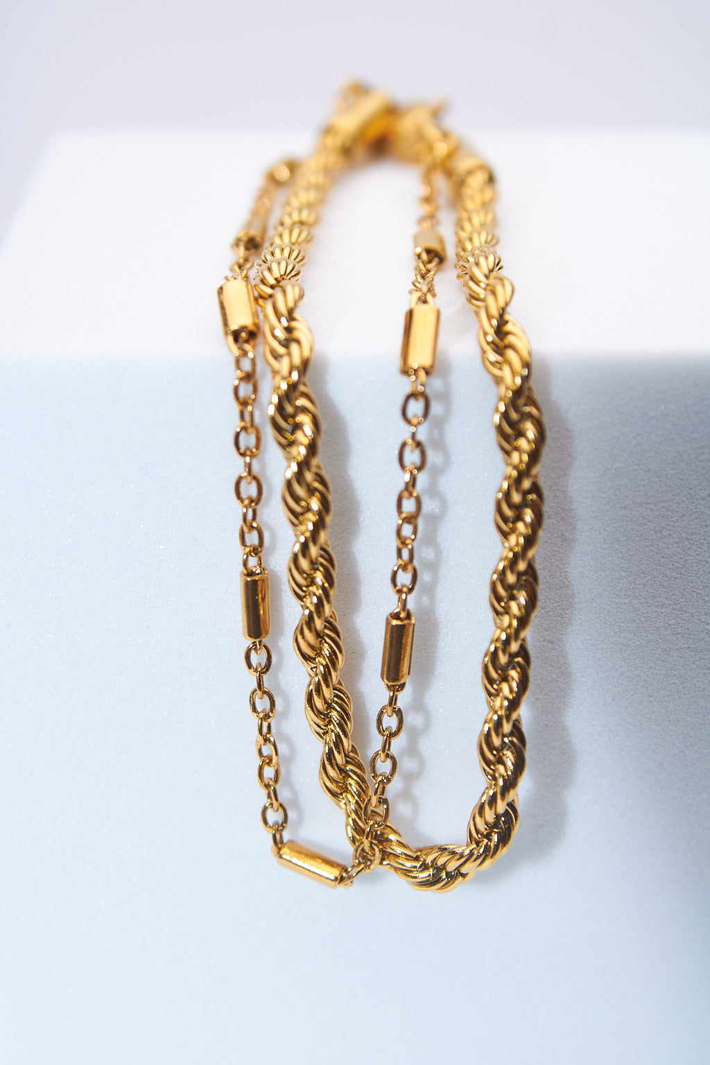 Pulsera doble capa — malla trenzada + eslabón oval dorada