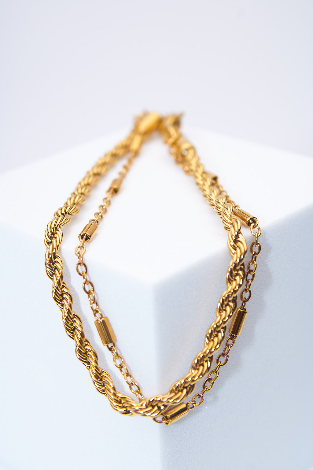 Pulsera doble capa — malla trenzada + eslabón oval dorada