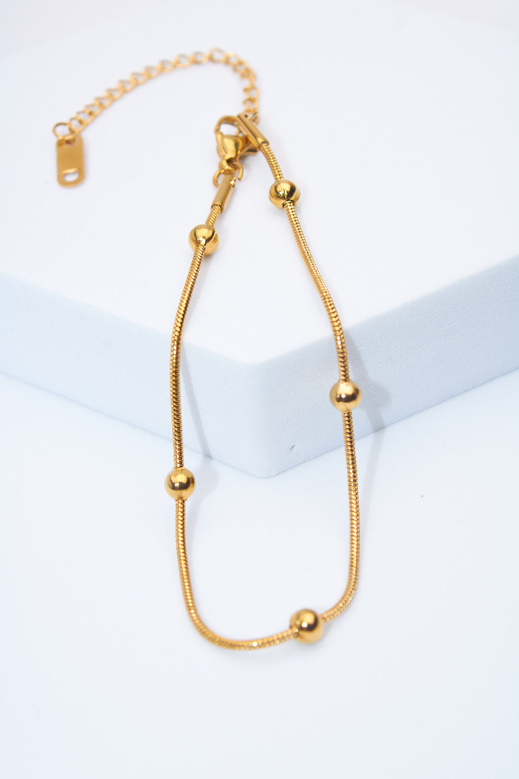 Pulsera fina con bolitas doradas — cadena serpiente