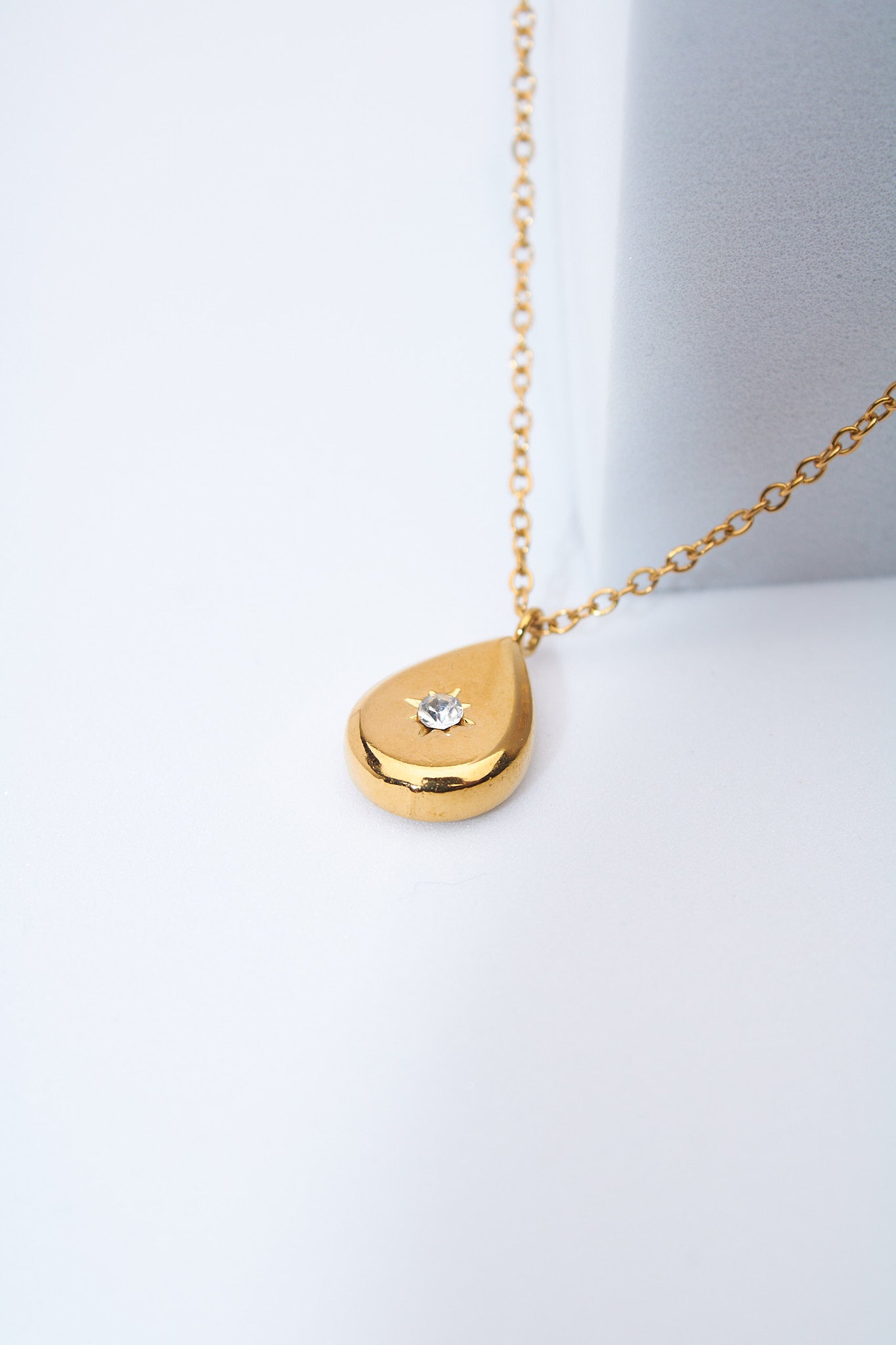 Collar gota con detalle central brillante — baño dorado