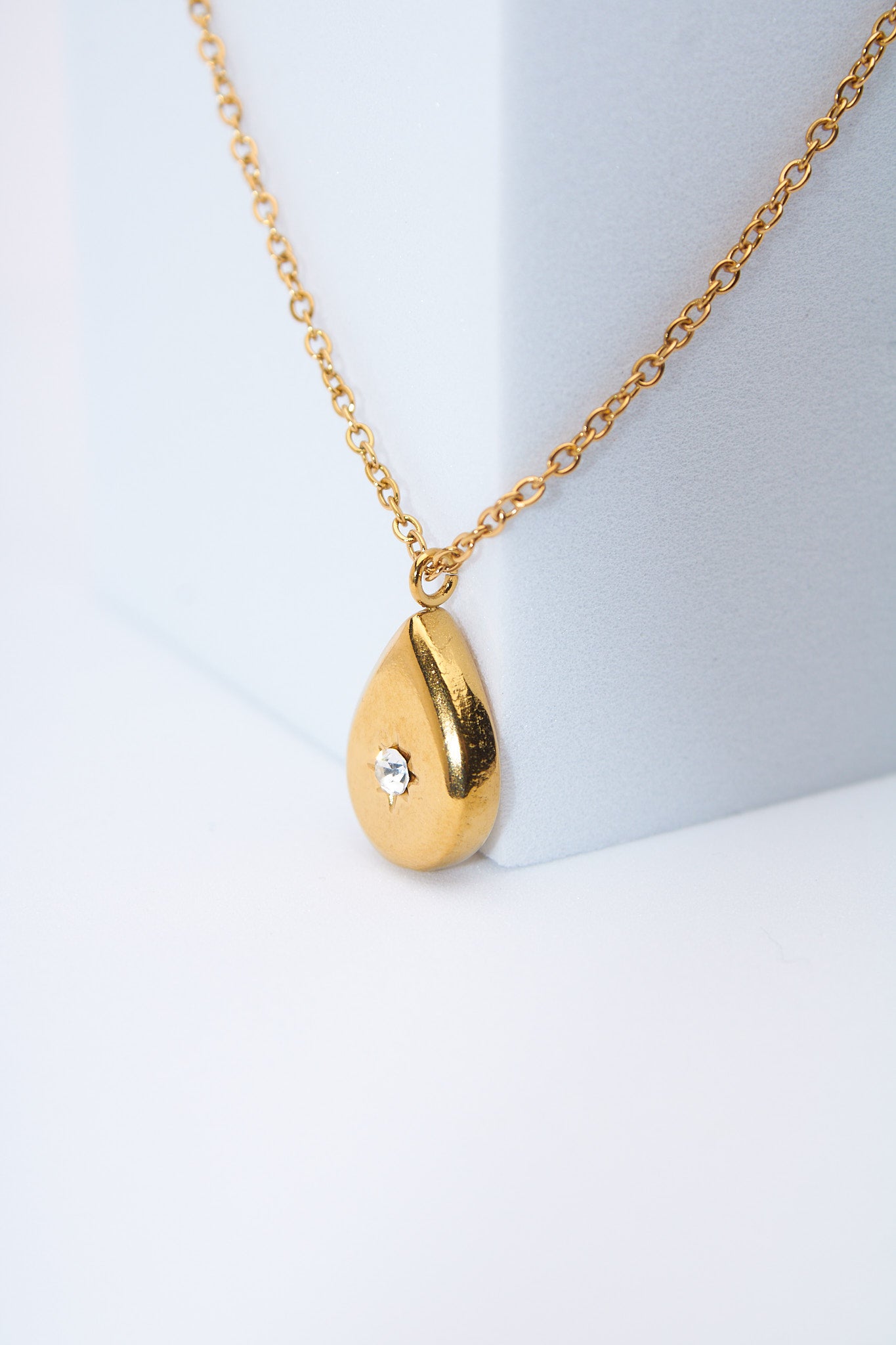 Collar gota con detalle central brillante — baño dorado
