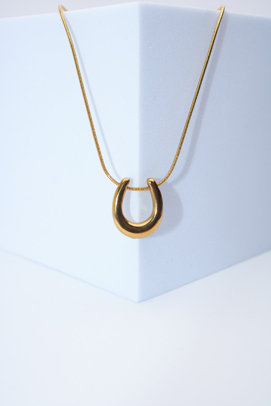 Collar herradura dorada — cadena serpiente