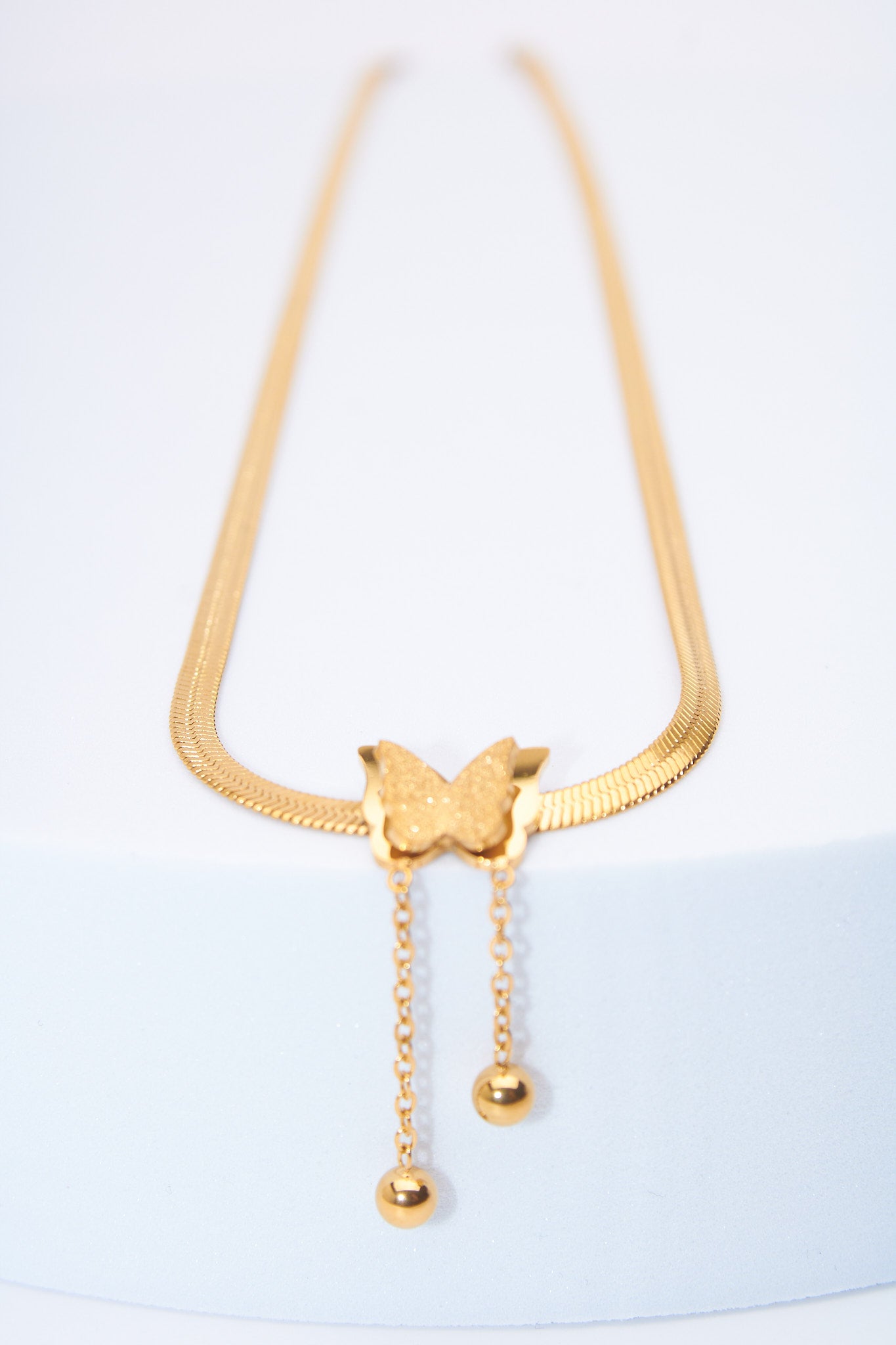 Collar mariposa dorada — cadena plana y colgantes móviles