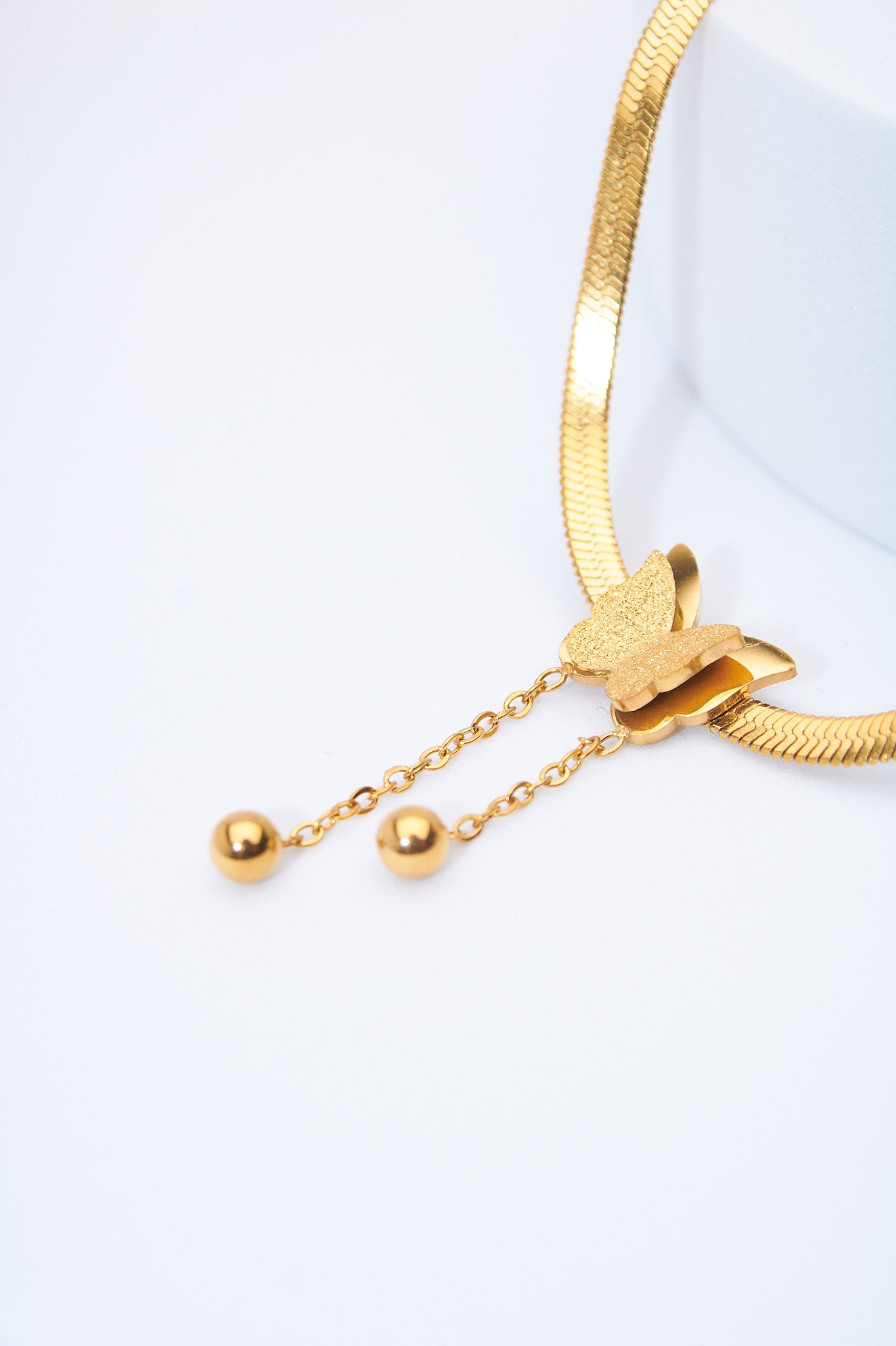 Collar mariposa dorada — cadena plana y colgantes móviles