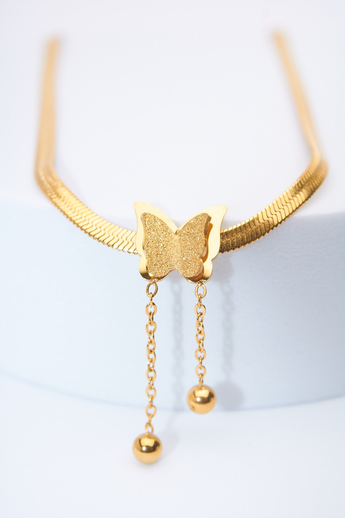 Collar mariposa dorada — cadena plana y colgantes móviles