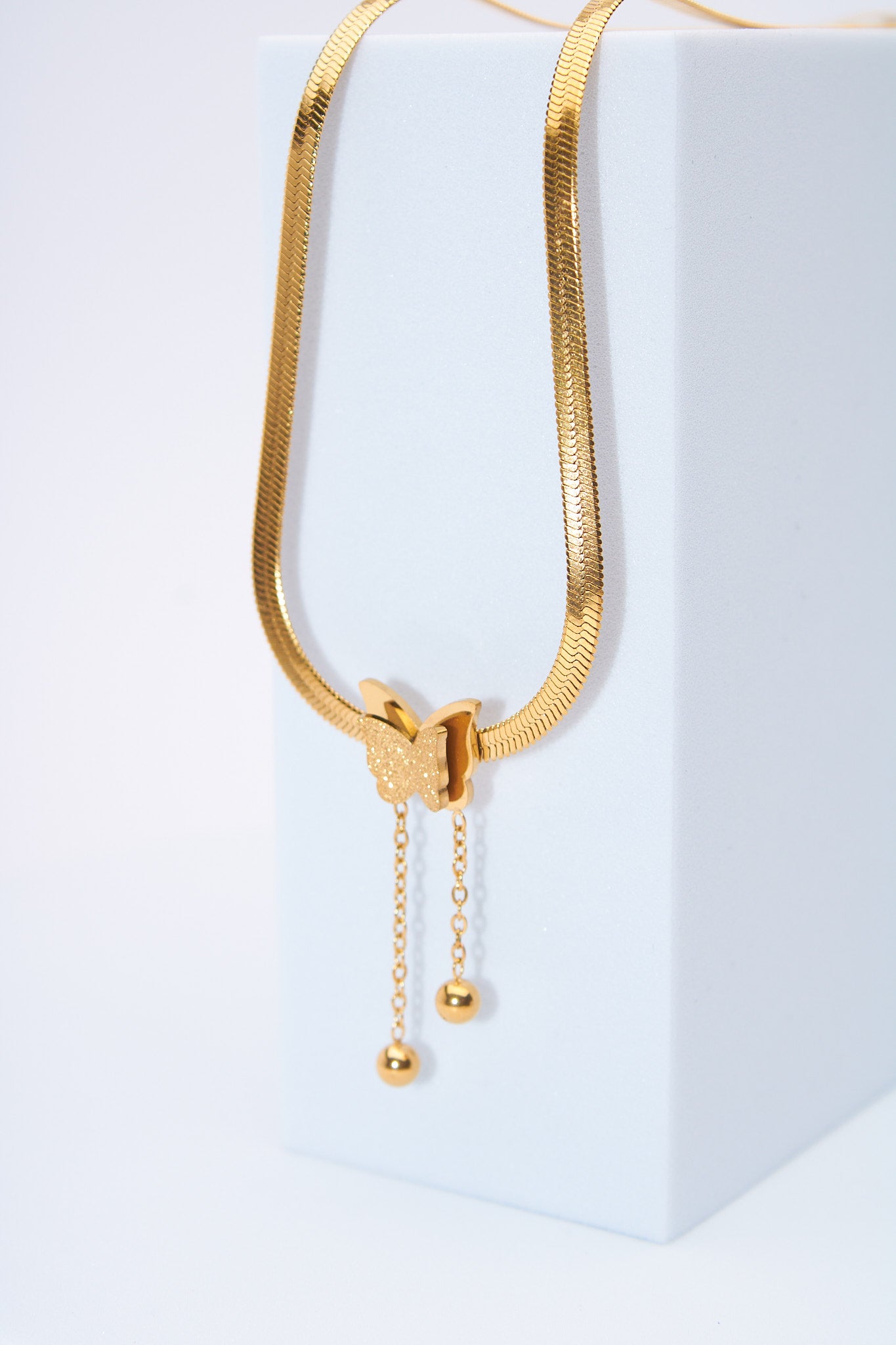 Collar mariposa dorada — cadena plana y colgantes móviles