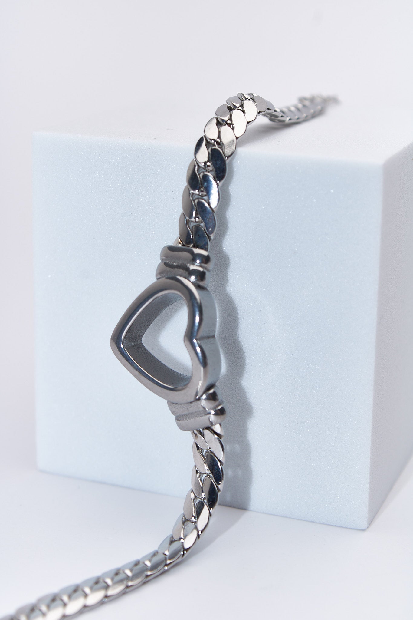 Pulsera eslabón con corazón hueco plateado