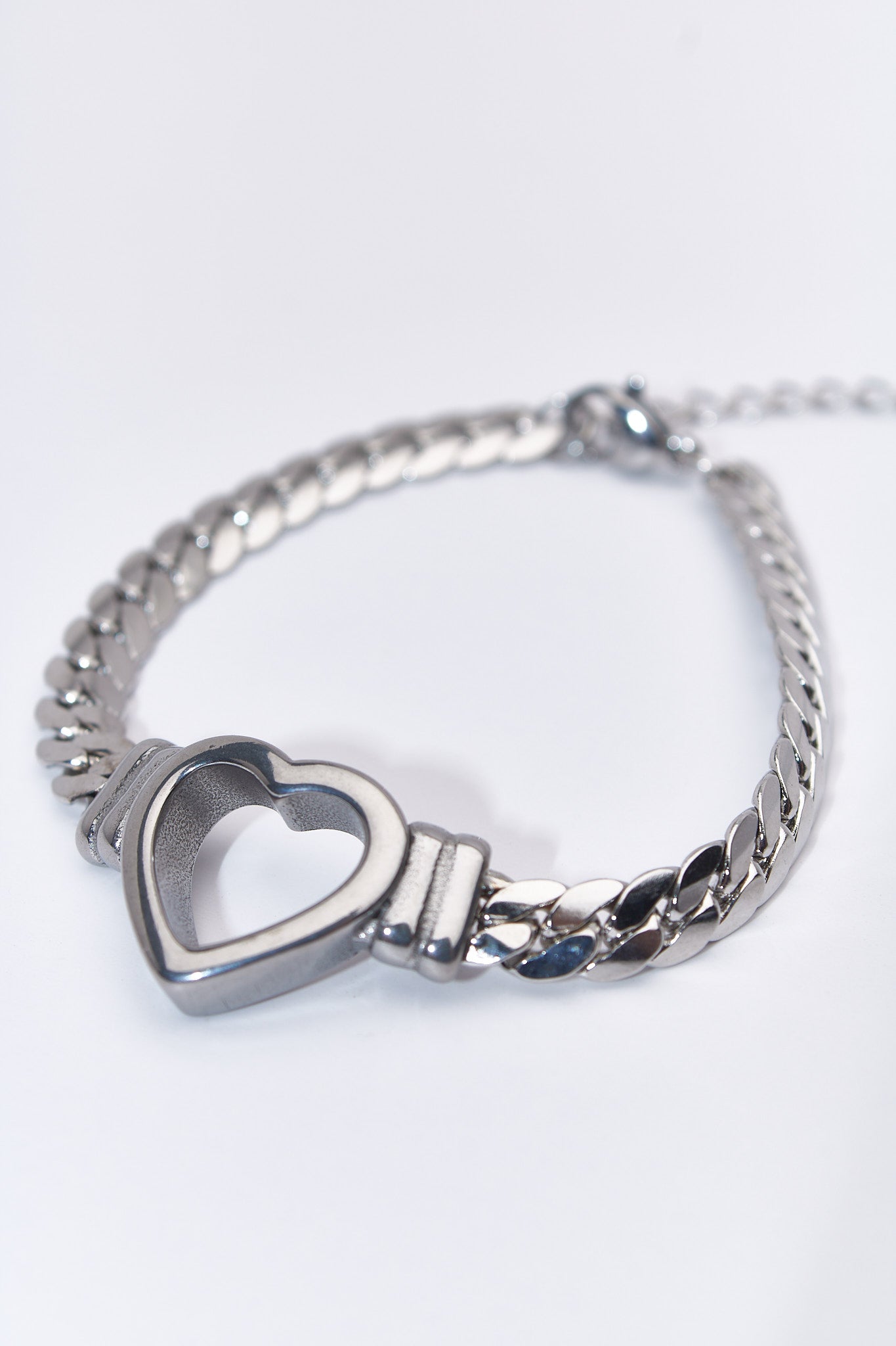 Pulsera eslabón con corazón hueco plateado