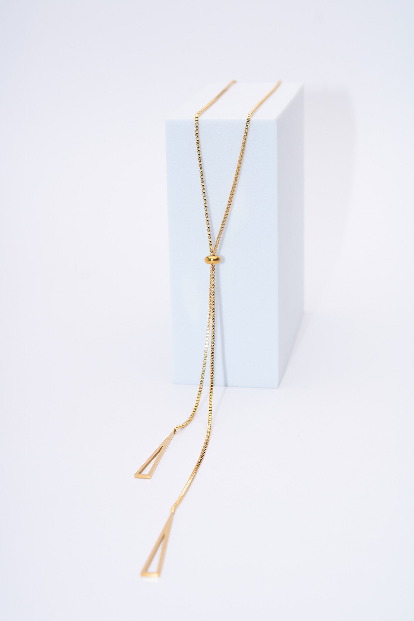 Collar lariat triángulos geométricos — baño dorado