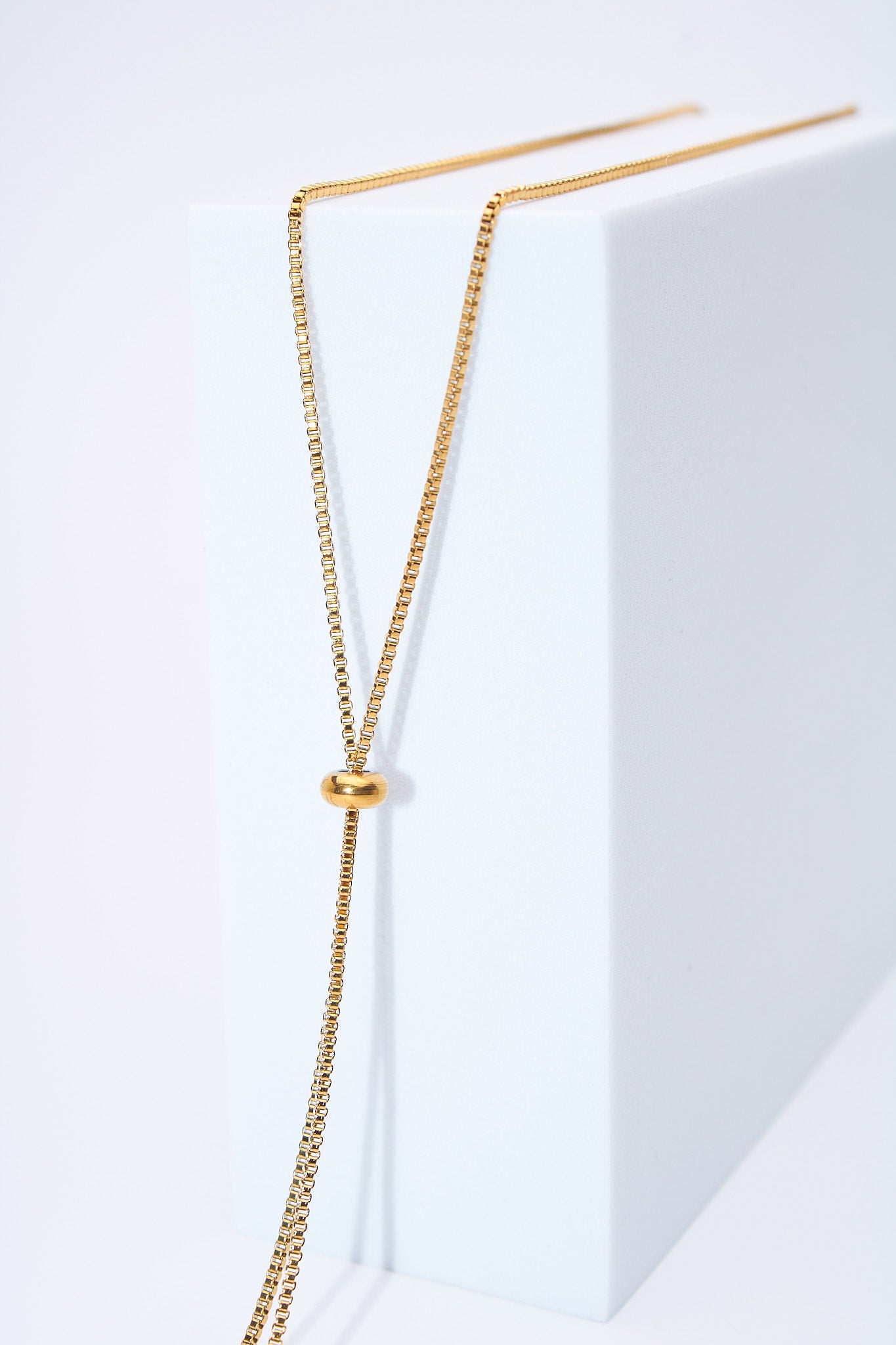 Collar lariat triángulos geométricos — baño dorado