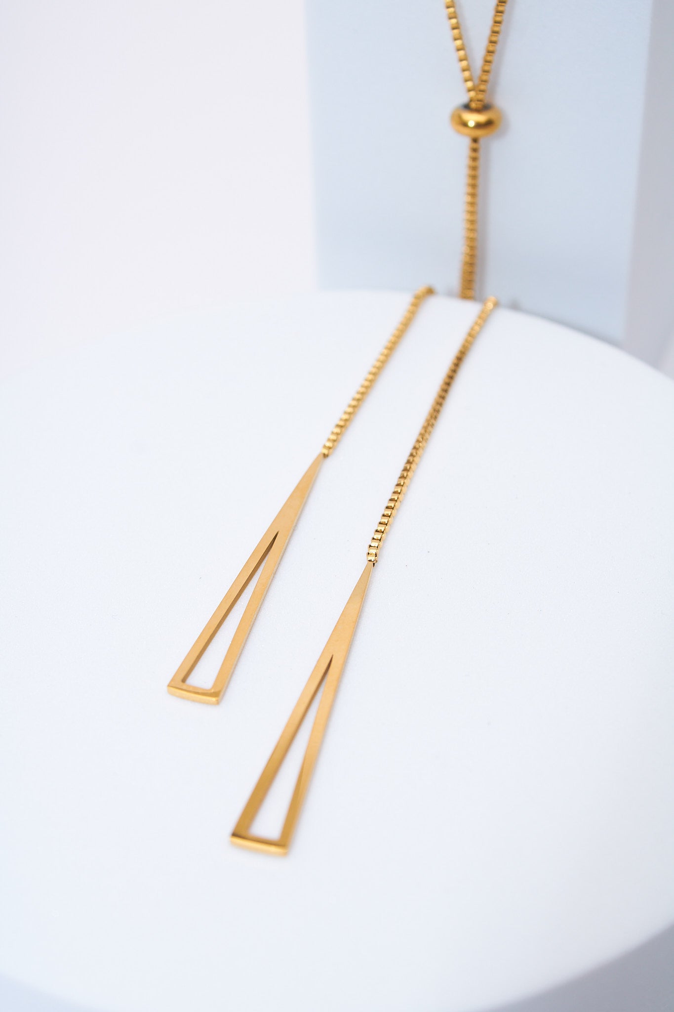 Collar lariat triángulos geométricos — baño dorado