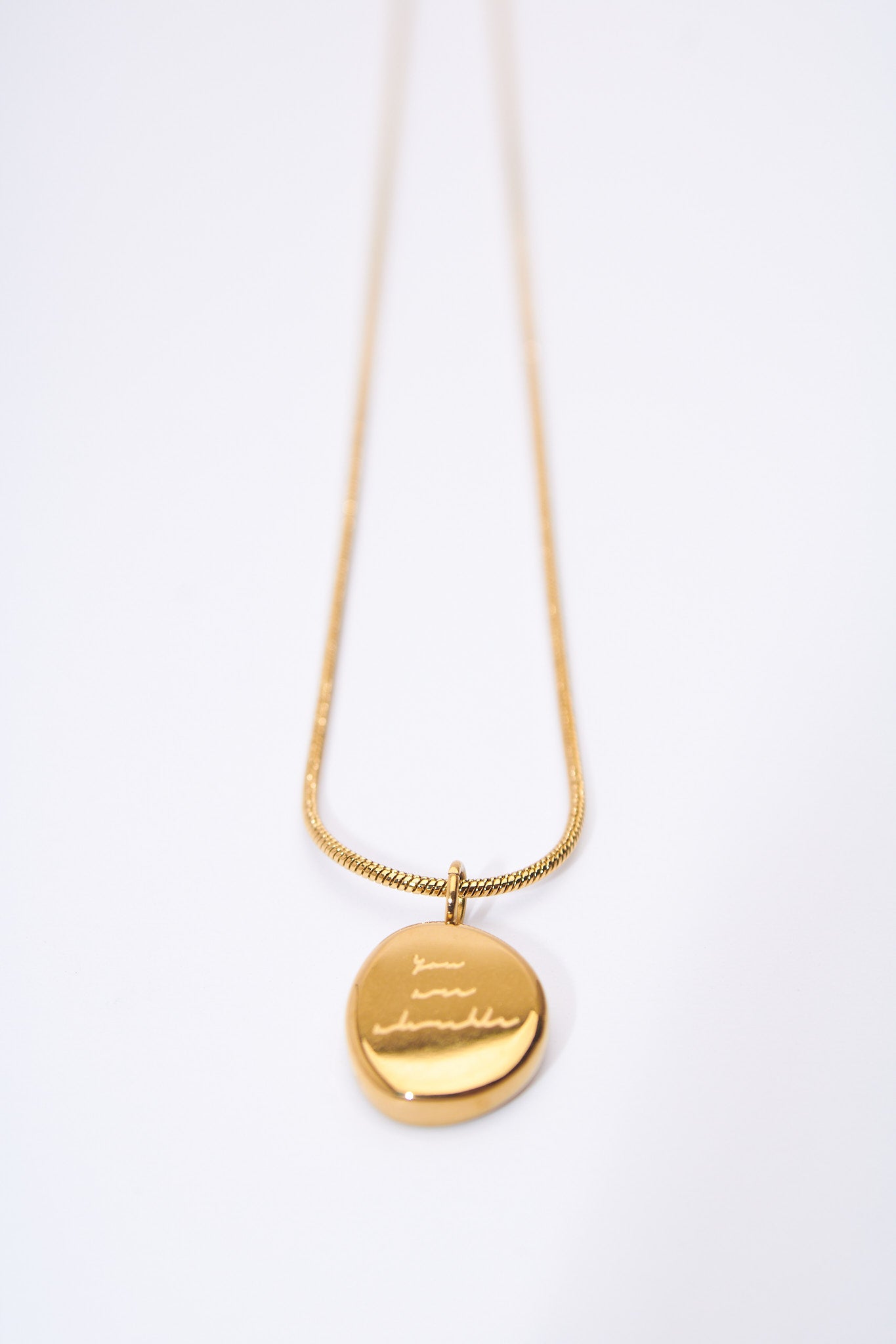 Collar medallón redondo grabado — baño dorado