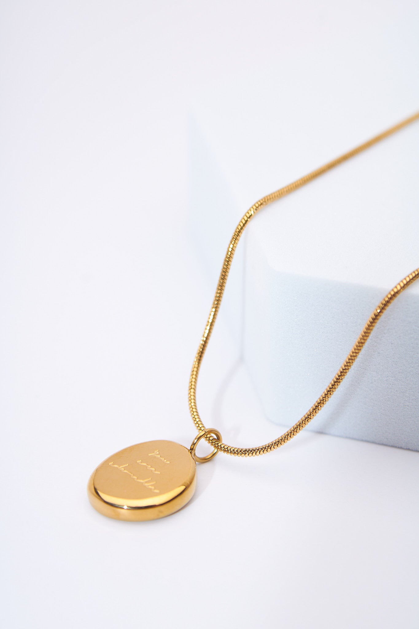 Collar medallón redondo grabado — baño dorado