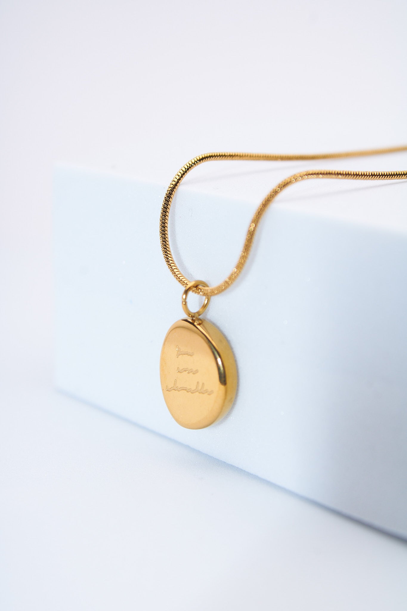 Collar medallón redondo grabado — baño dorado