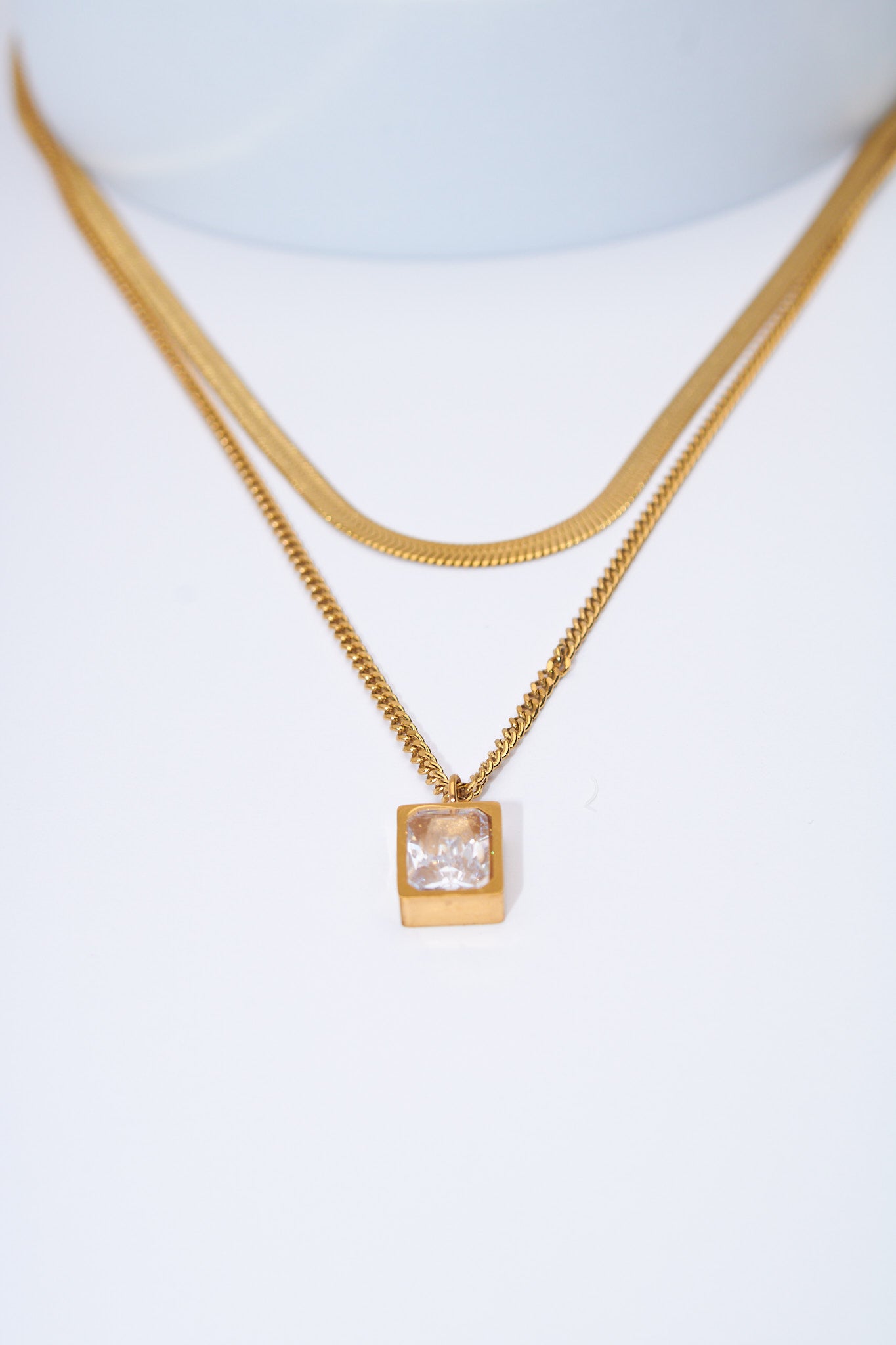 Collar doble capa con colgante rectángulo cristal — baño dorado