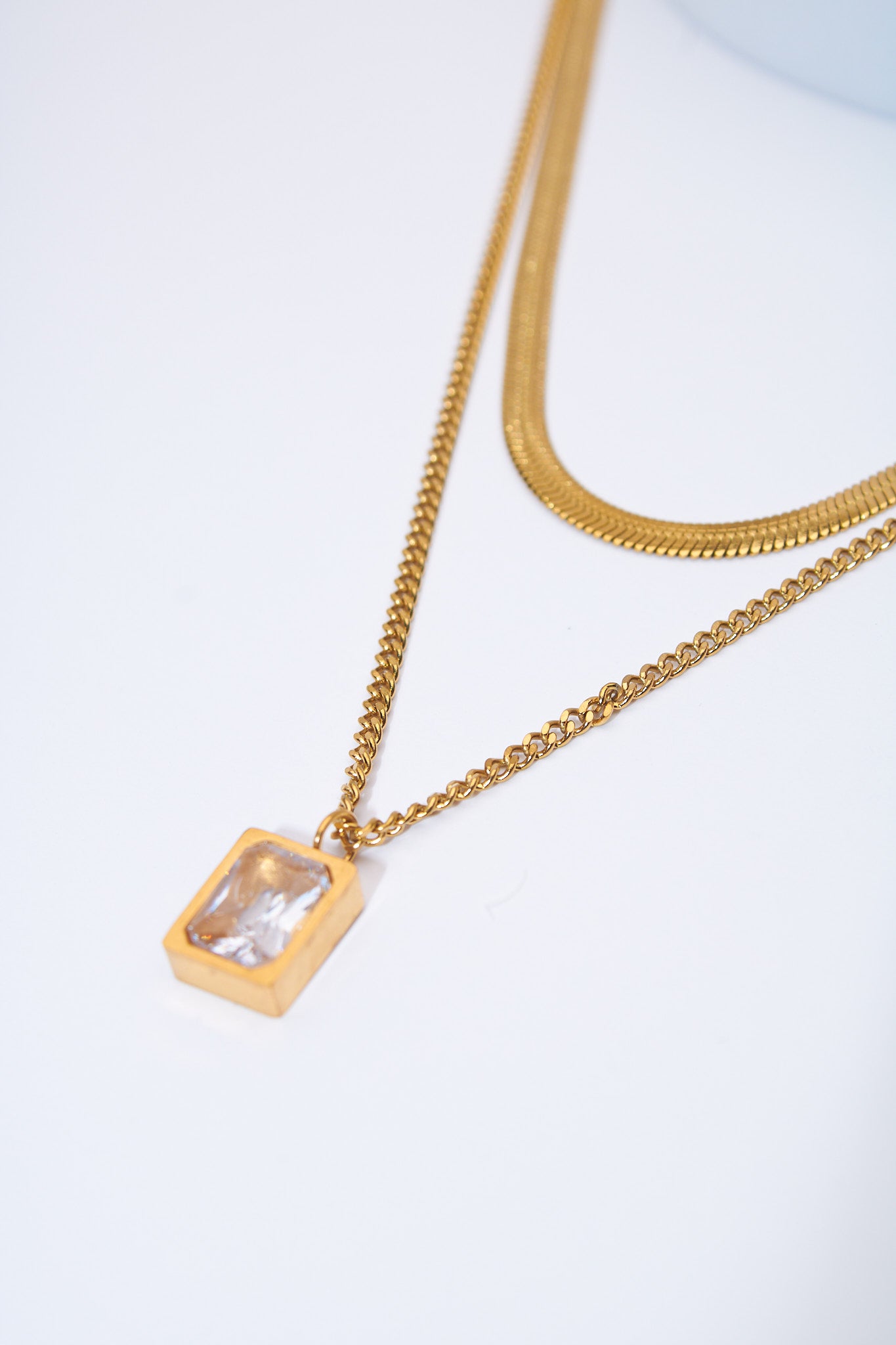 Collar doble capa con colgante rectángulo cristal — baño dorado