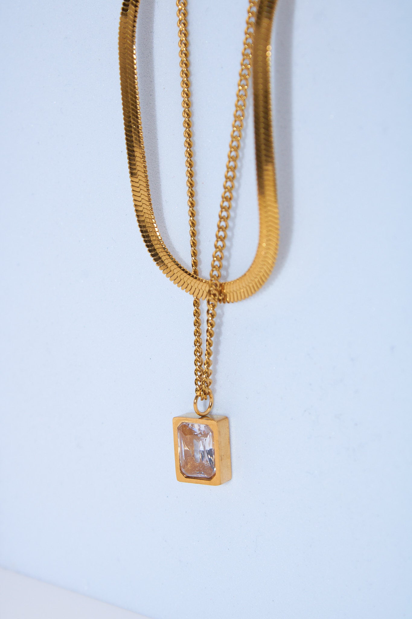 Collar doble capa con colgante rectángulo cristal — baño dorado