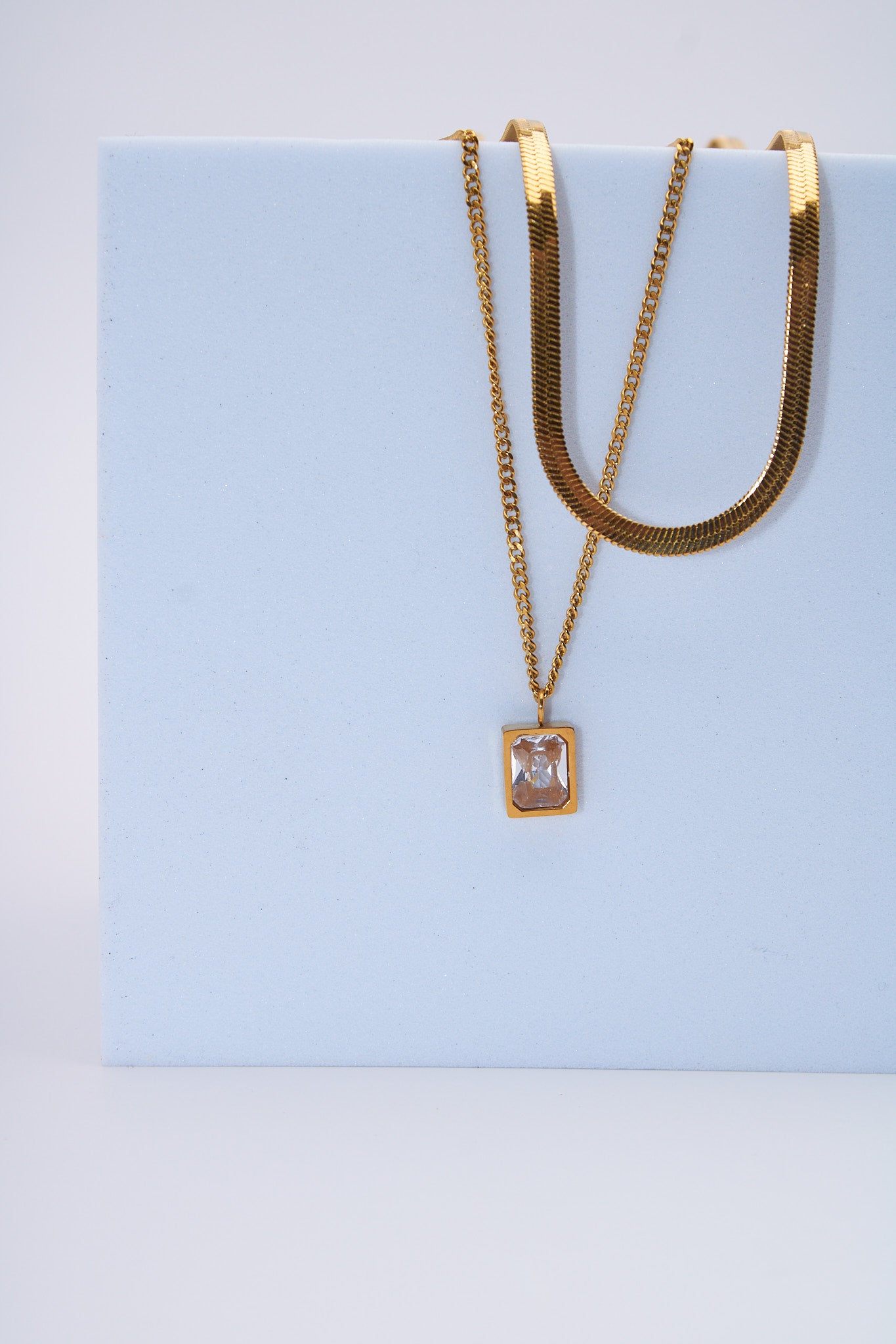 Collar doble capa con colgante rectángulo cristal — baño dorado