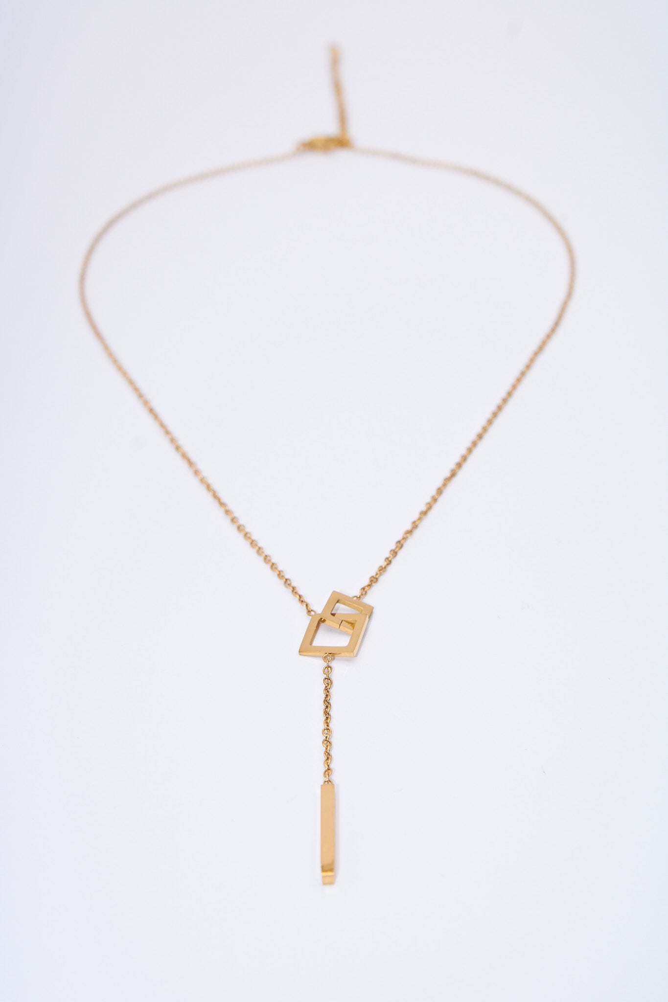 Collar lariat rectángulos entrelazados — baño dorado