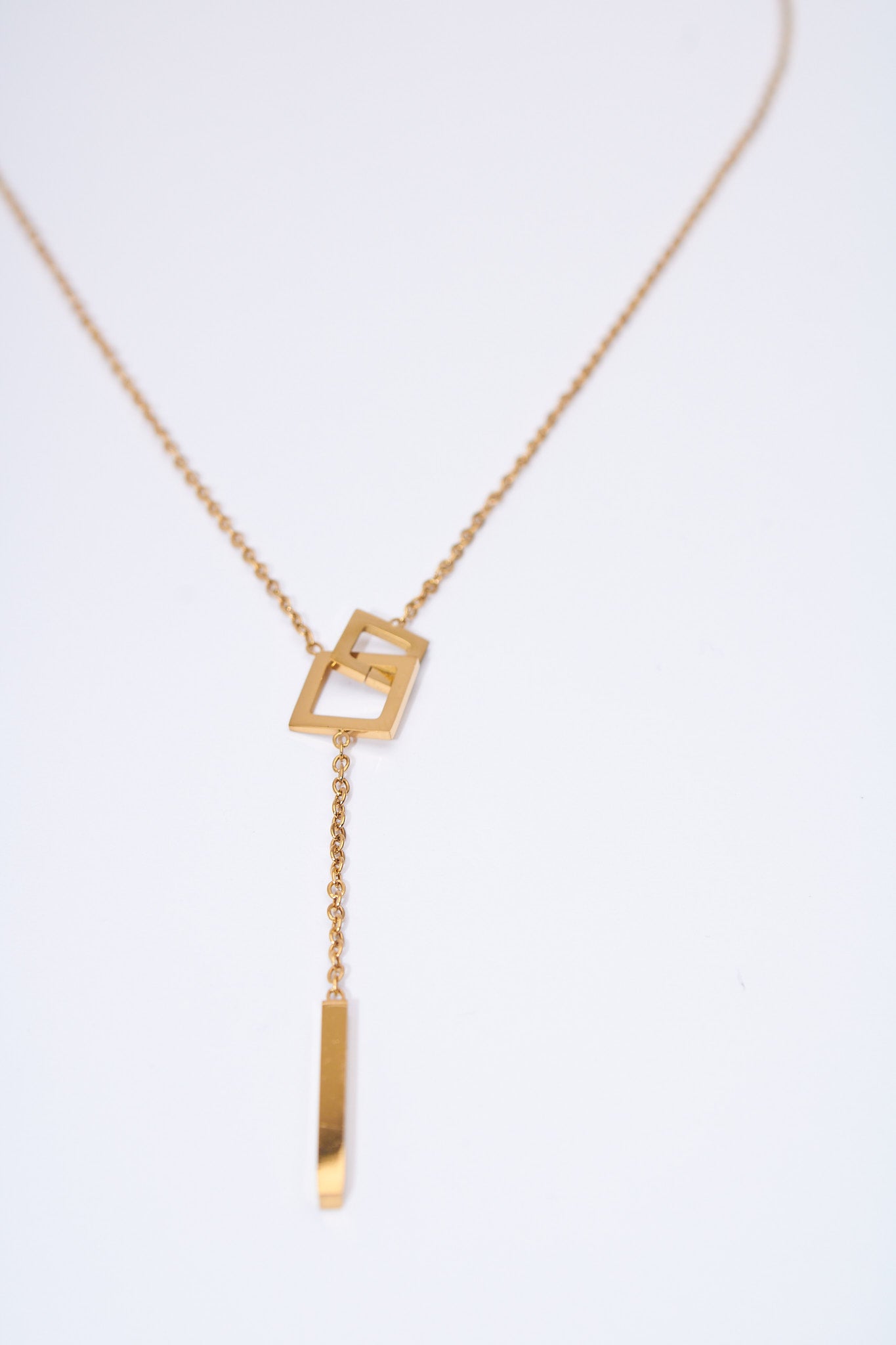 Collar lariat rectángulos entrelazados — baño dorado