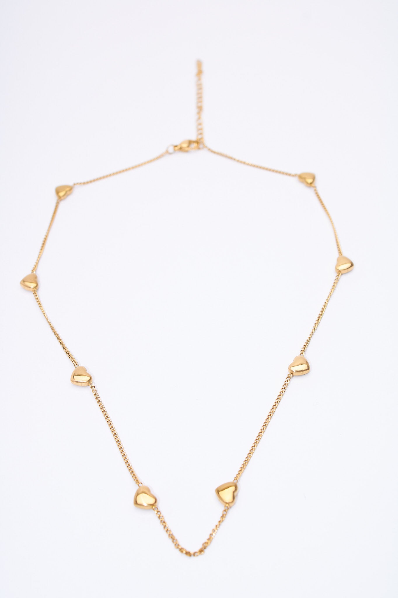 Collar corazones espaciados dorado — baño dorado