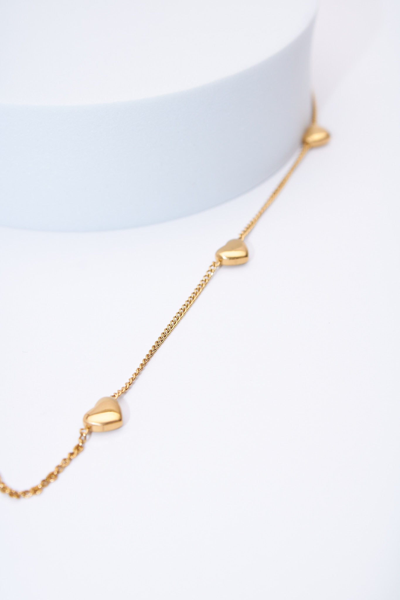 Collar corazones espaciados dorado — baño dorado