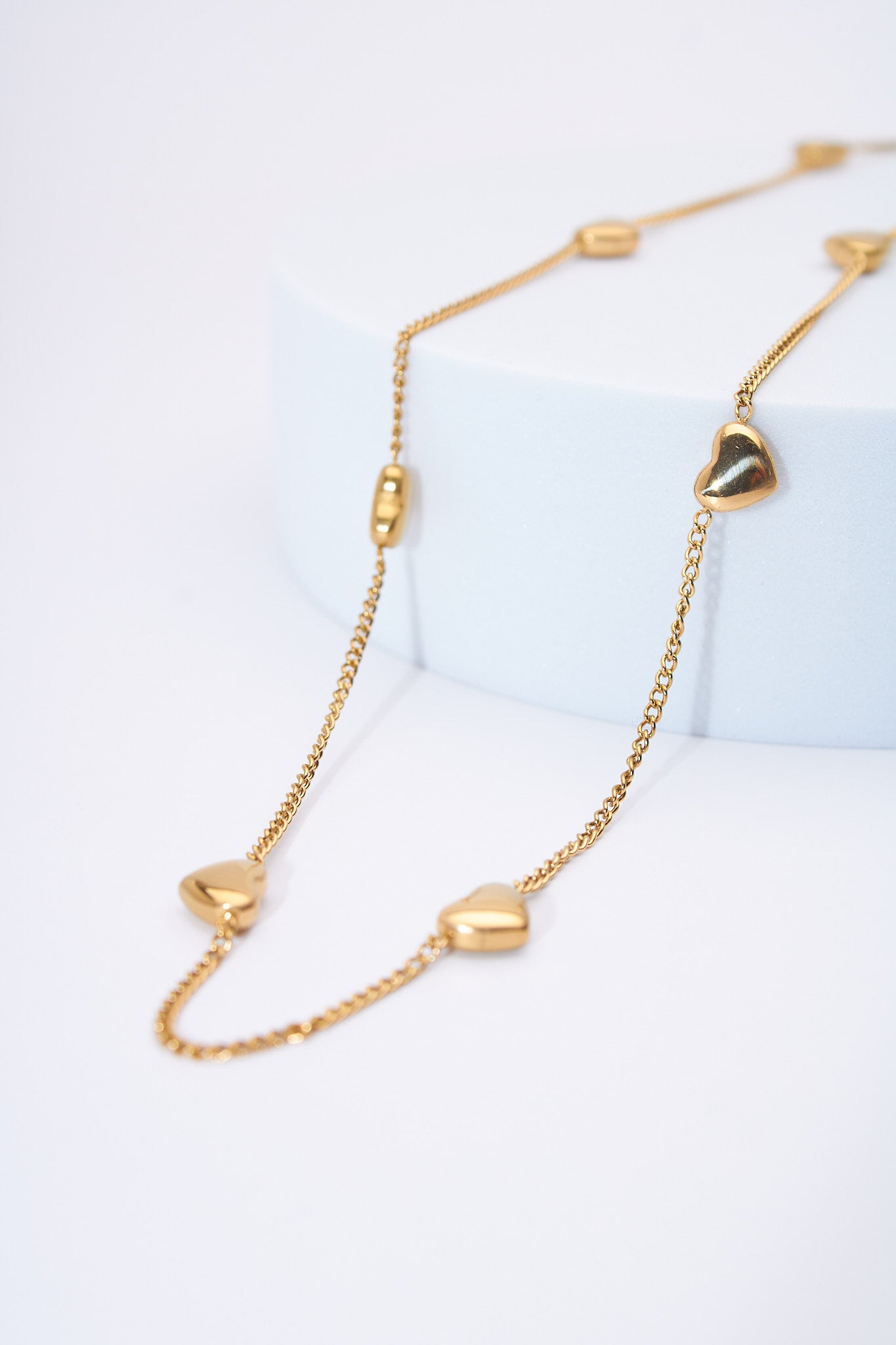 Collar corazones espaciados dorado — baño dorado