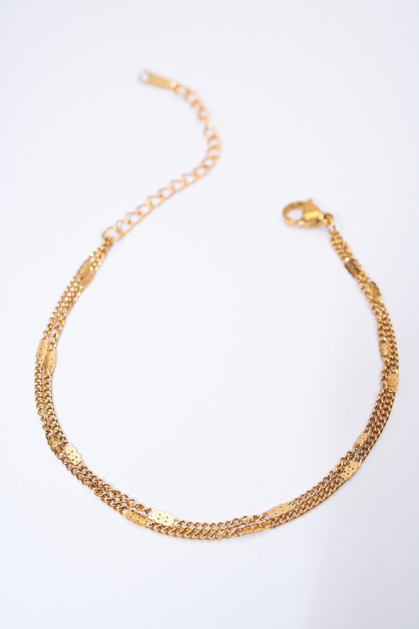 Pulsera doble capa con placas texturadas — baño dorado