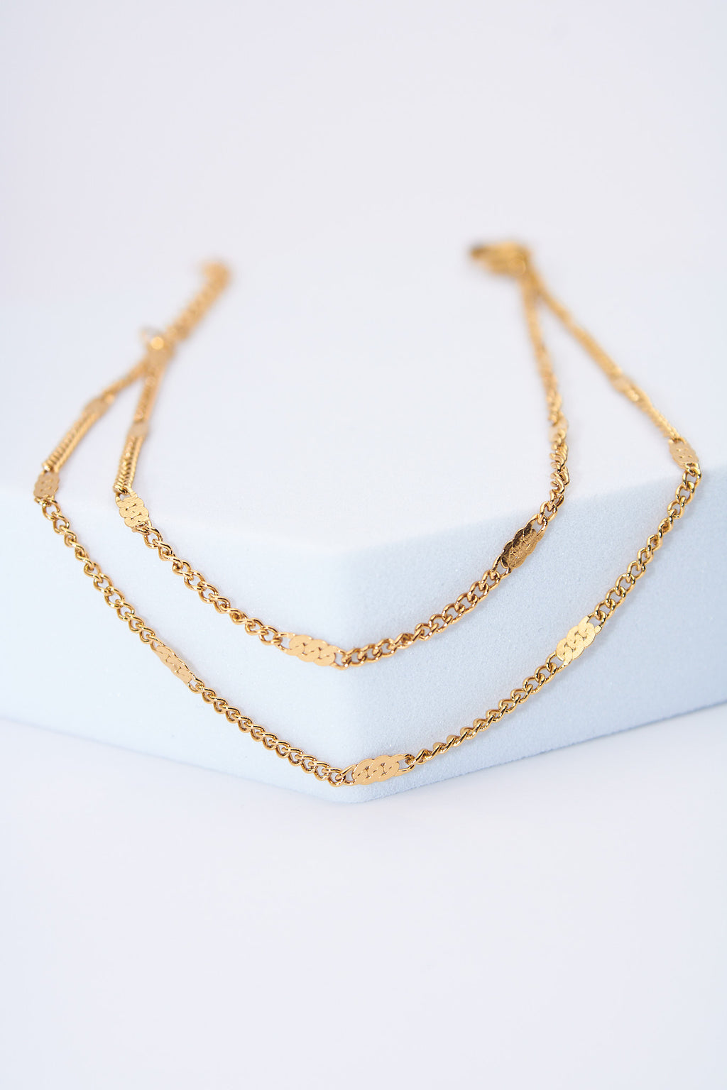 Pulsera doble capa con placas texturadas — baño dorado