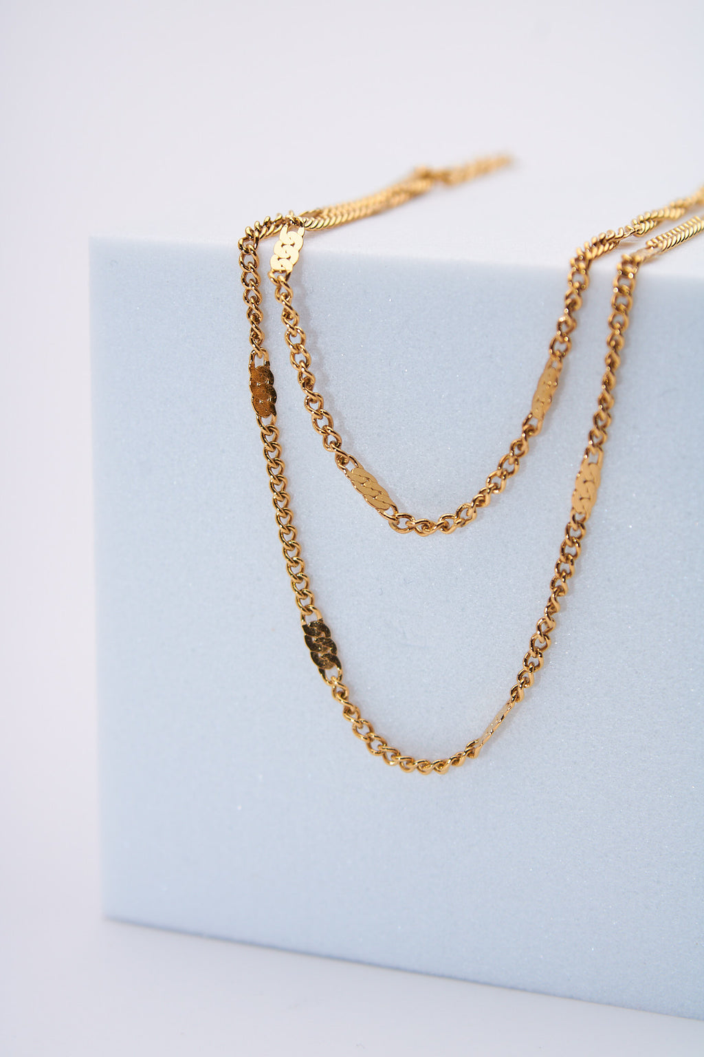 Pulsera doble capa con placas texturadas — baño dorado