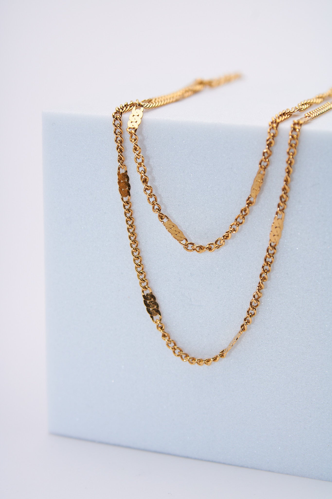 Pulsera doble capa con placas texturadas — baño dorado