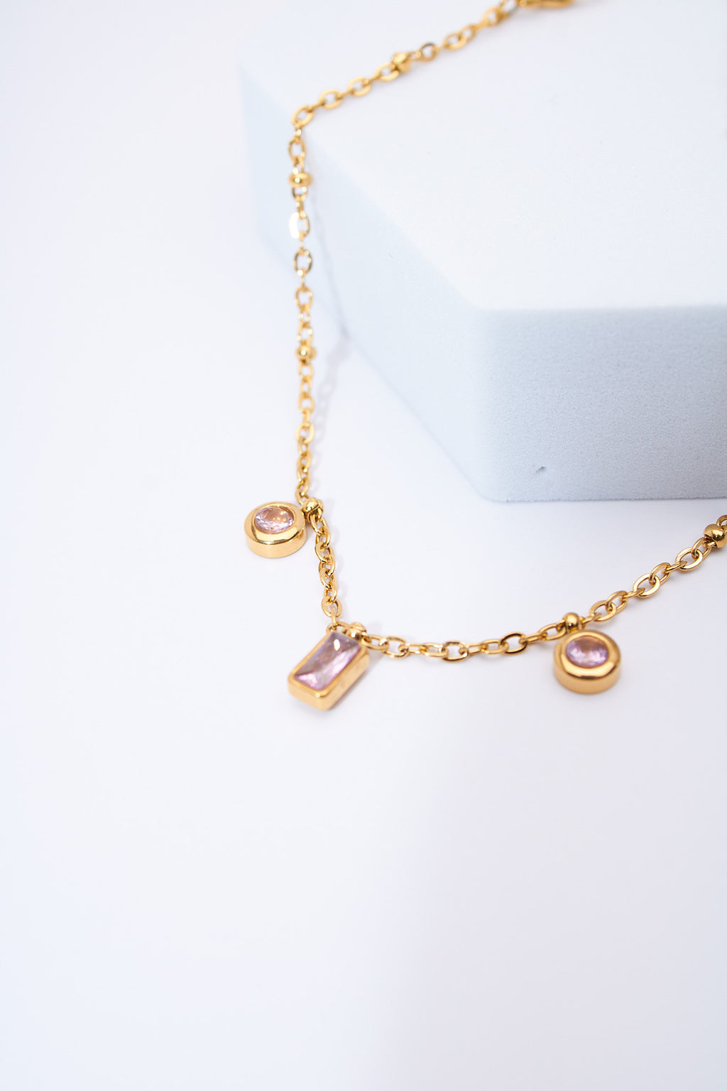 Pulsera con charms de cristal rosa — baño dorado